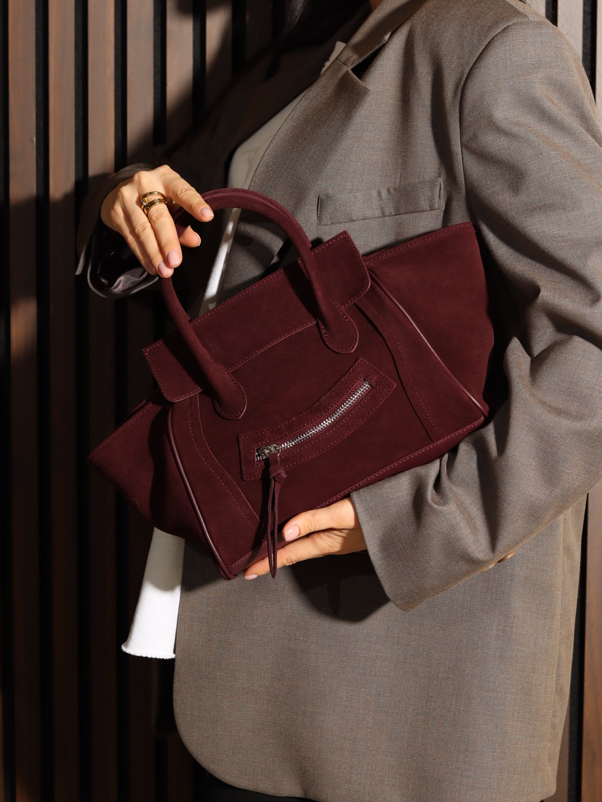 Bordo midi d/zamšādas soma ar dekoratīvu rāvējslēdzēju priekšpusē - 17939