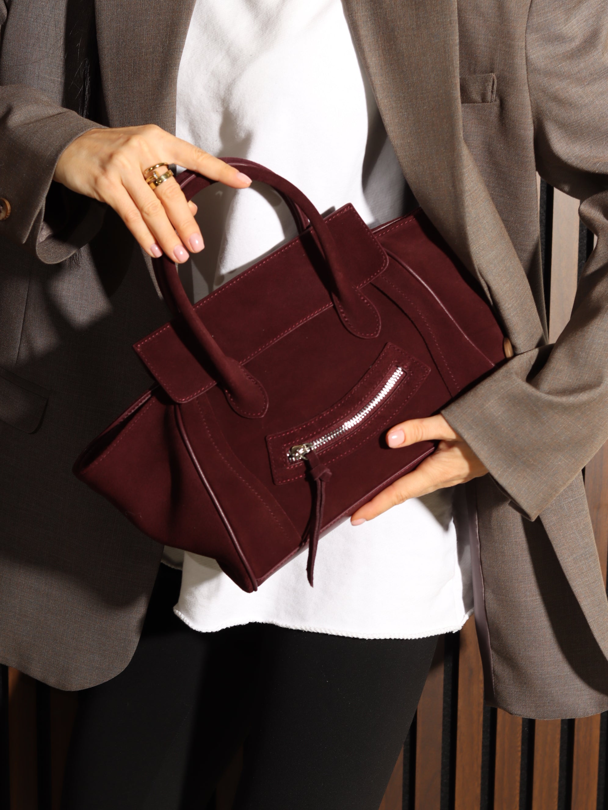 Bordo midi d/zamšādas soma ar dekoratīvu rāvējslēdzēju priekšpusē - 17939