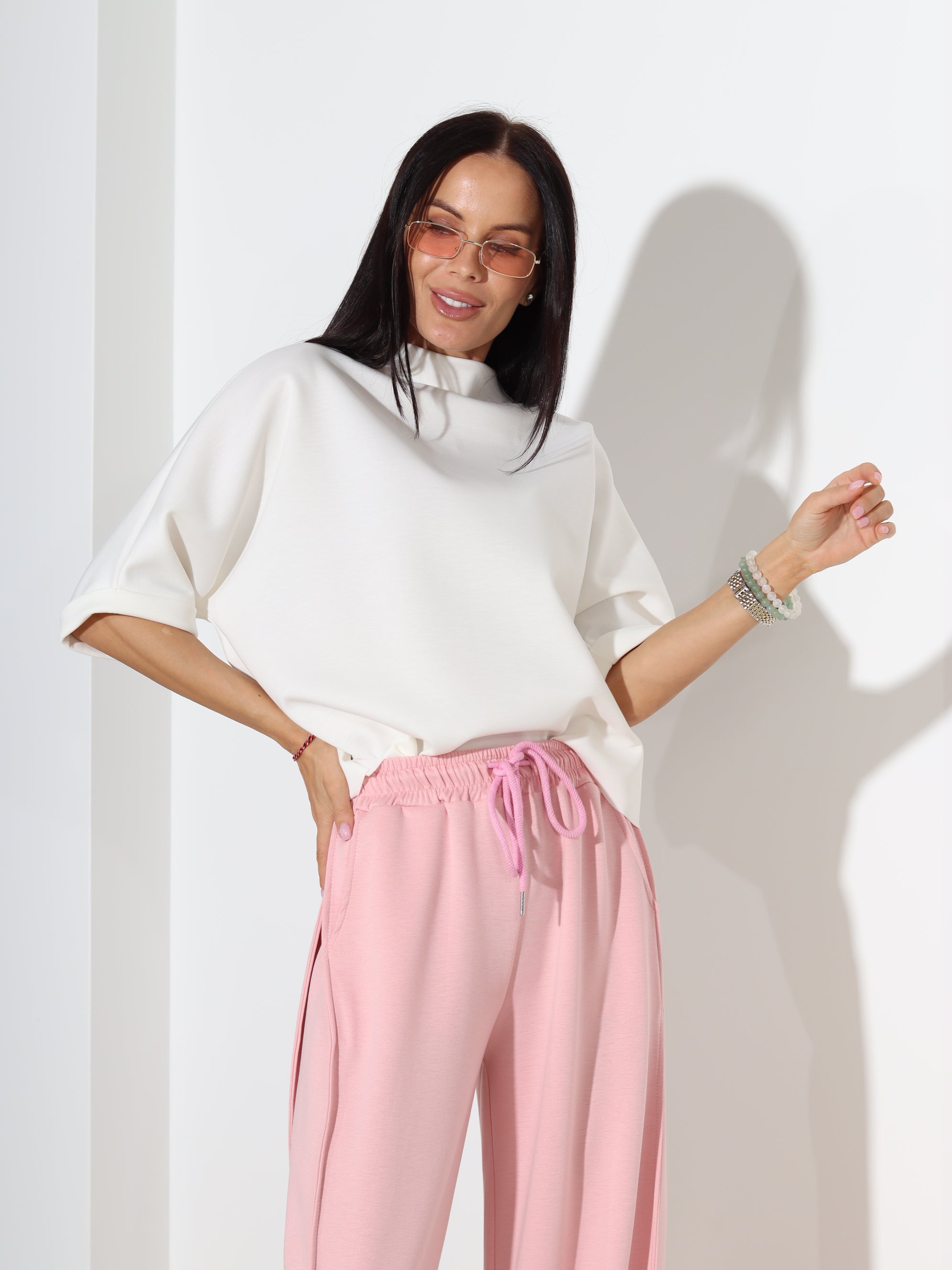 Balts, mīksta auduma tops ar īsām piedruknēm- 18432