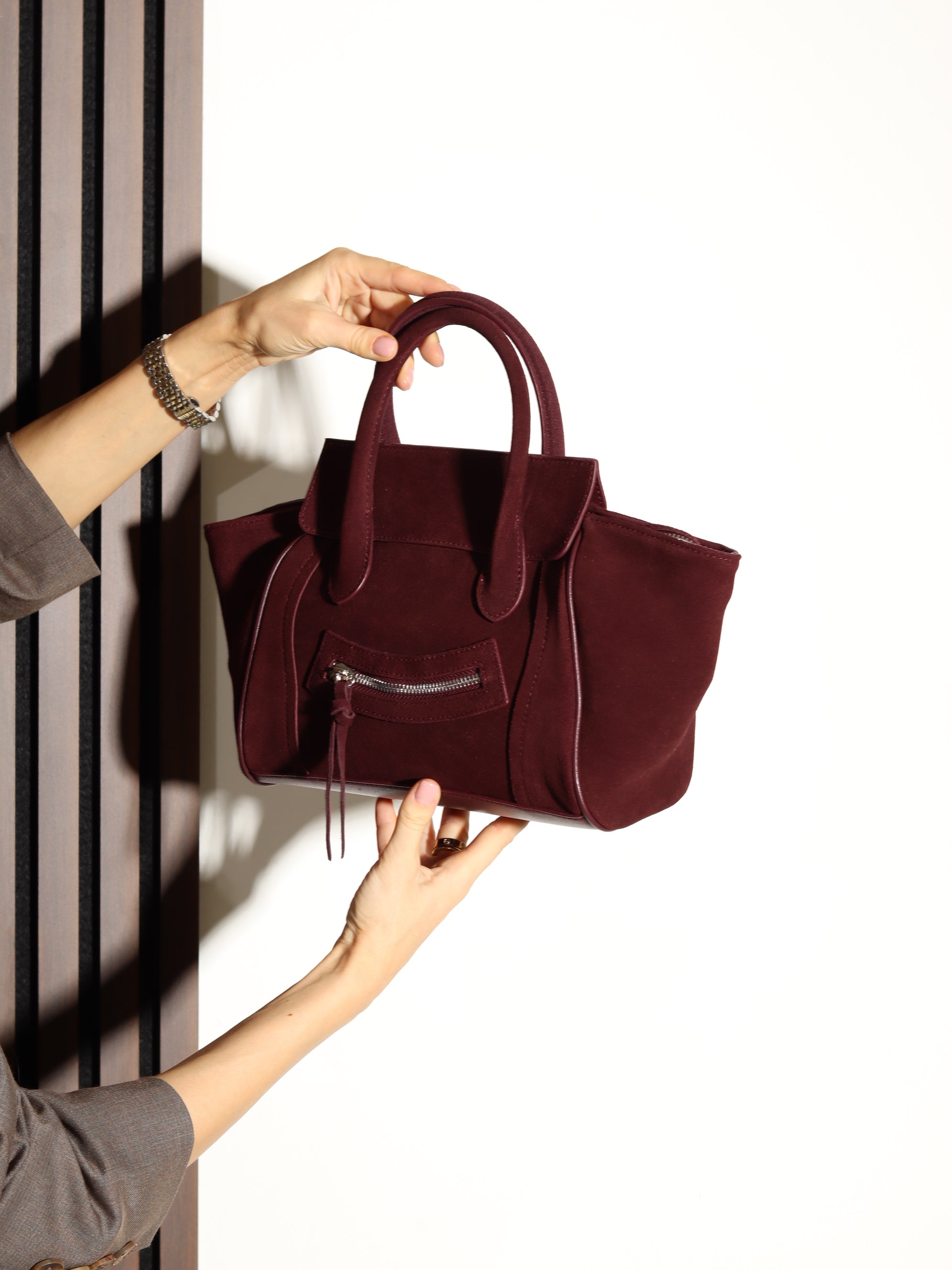 Bordo midi d/zamšādas soma ar dekoratīvu rāvējslēdzēju priekšpusē - 17939