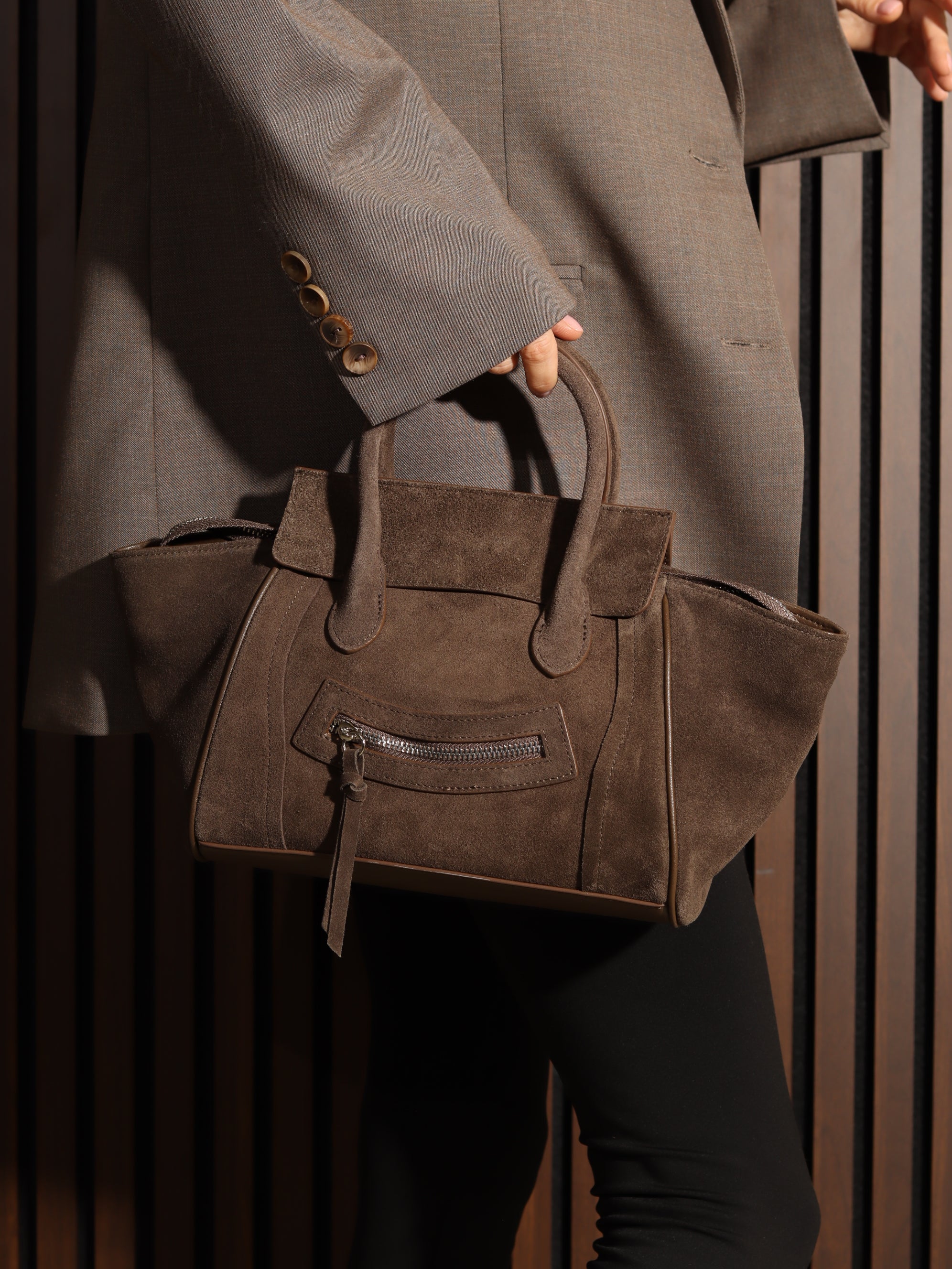 Zaļganbrūna midi d/zamšādas soma ar dekoratīvu rāvējslēdzēju priekšpusē - 17938