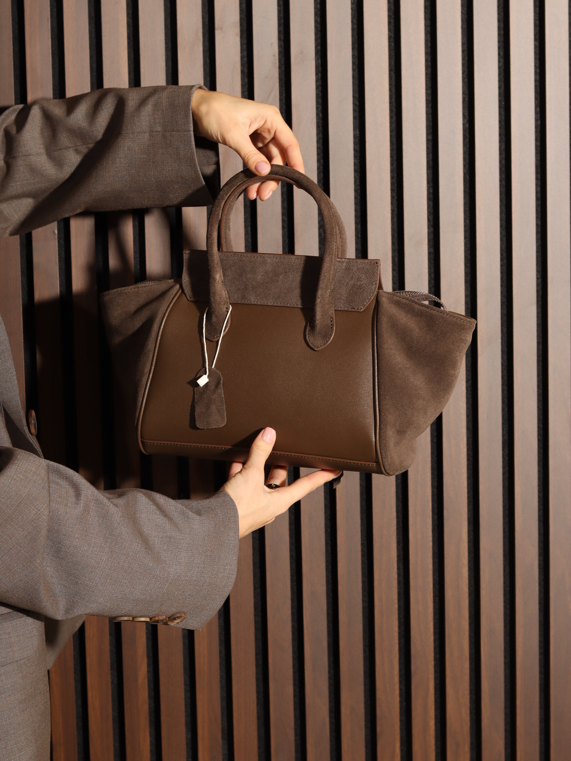 Zaļganbrūna midi d/zamšādas soma ar dekoratīvu rāvējslēdzēju priekšpusē - 17938