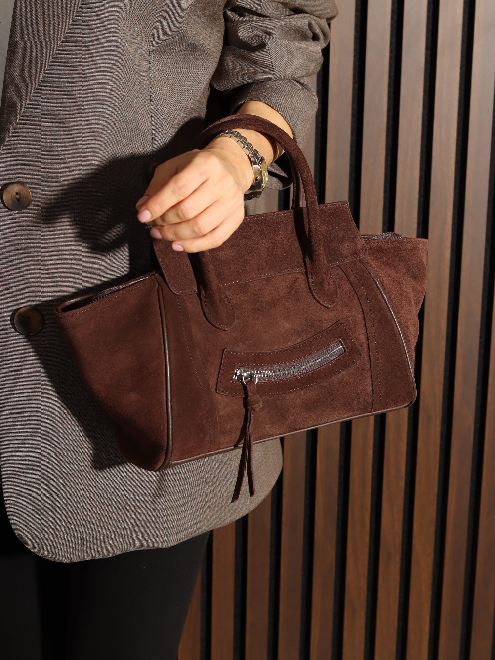 Brūna midi d/zamšādas soma ar dekoratīvu rāvējslēdzēju priekšpusē - 17940