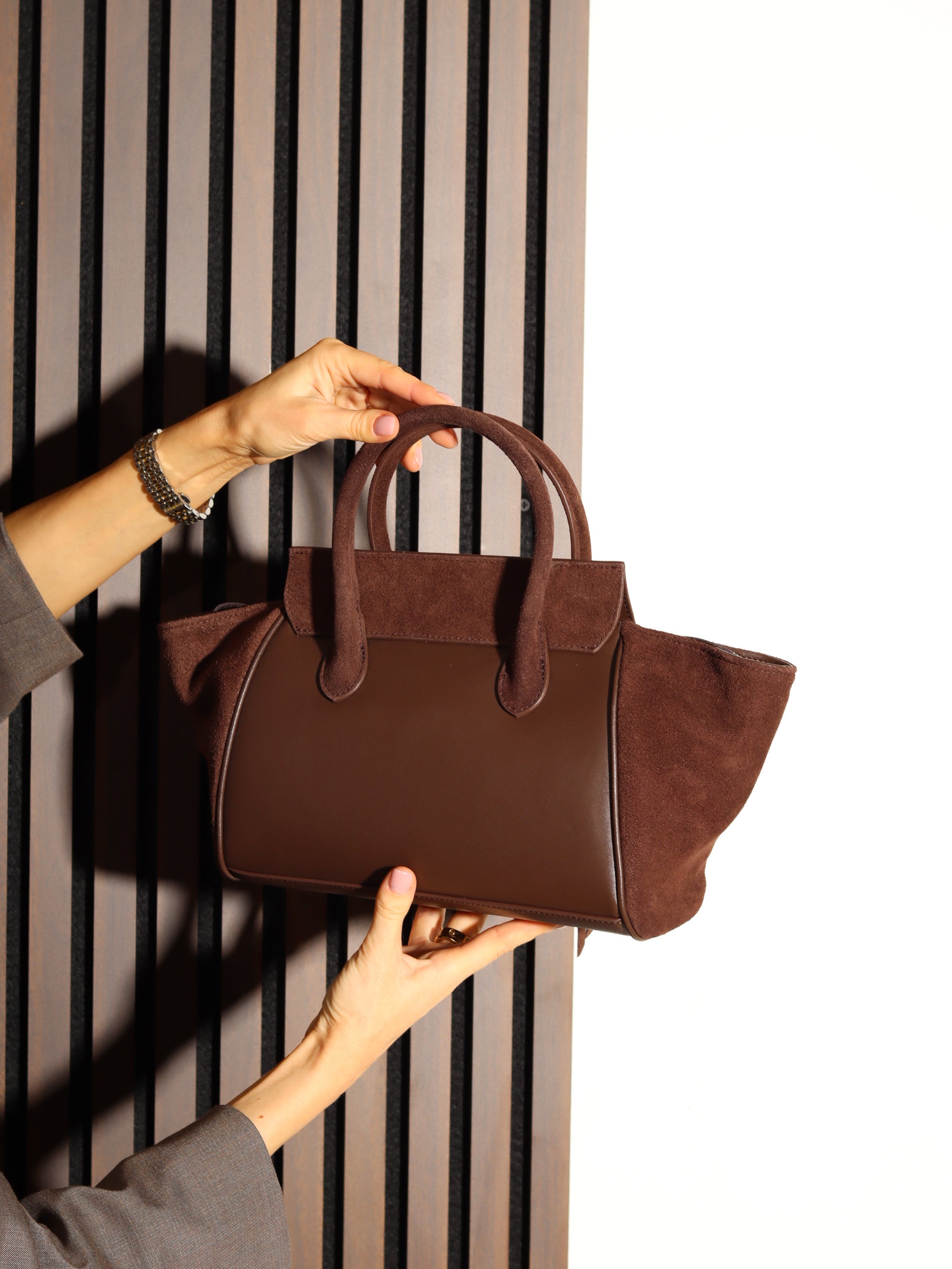 Brūna midi d/zamšādas soma ar dekoratīvu rāvējslēdzēju priekšpusē - 17940