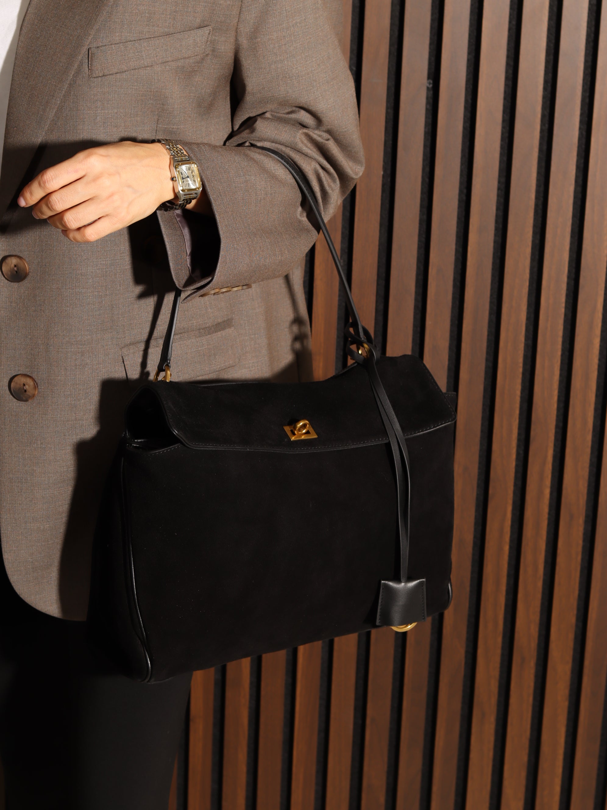 Melna liela d/zamšādas soma uz vienas lences un zelta krāsas aizdari - 17932