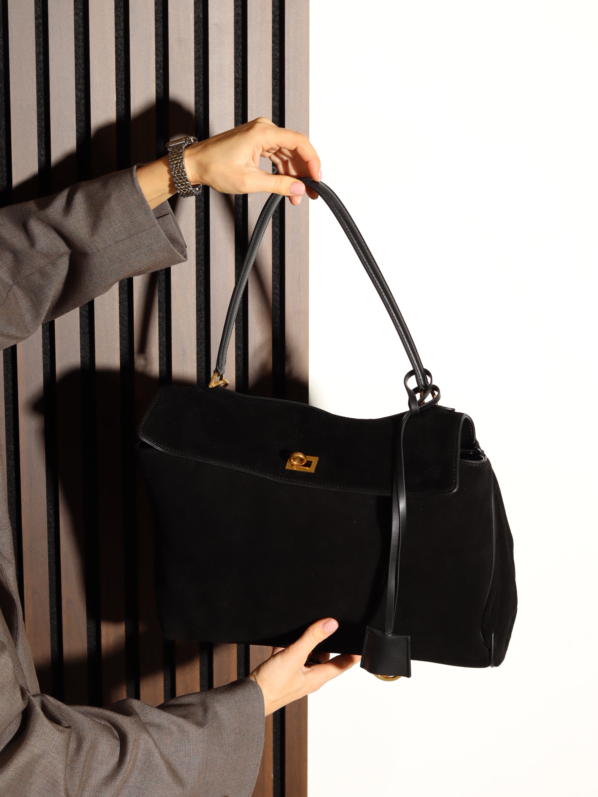 Melna liela d/zamšādas soma uz vienas lences un zelta krāsas aizdari - 17932