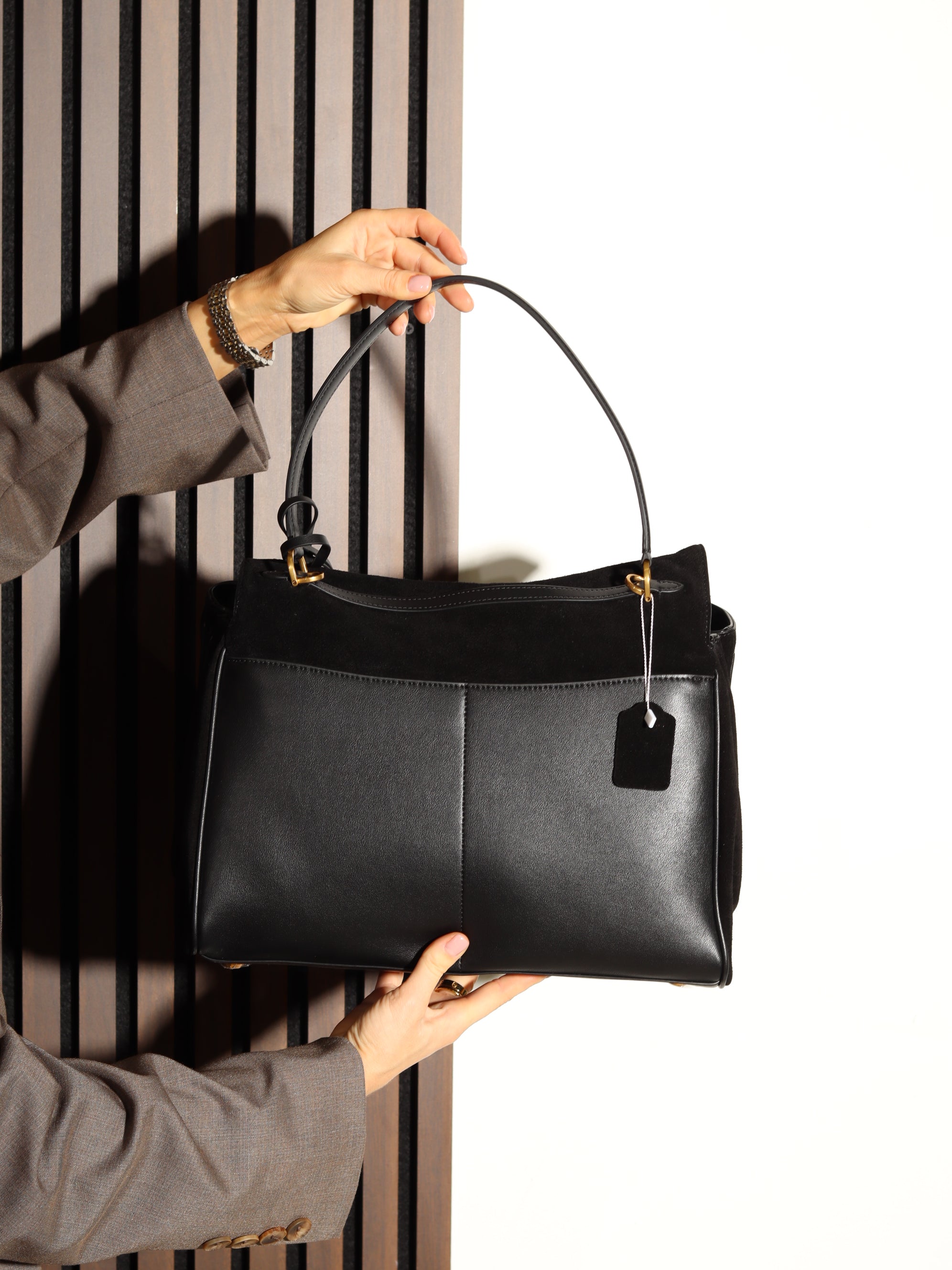 Melna liela d/zamšādas soma uz vienas lences un zelta krāsas aizdari - 17932