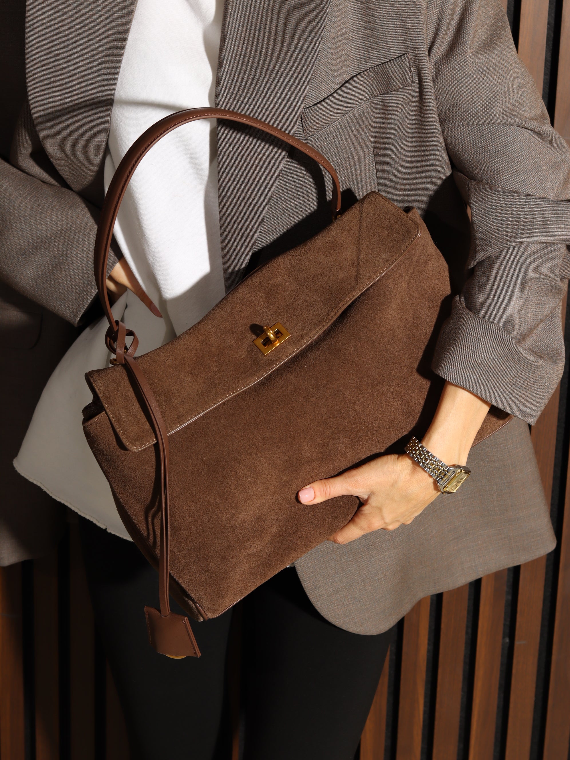 Brūna liela d/zamšādas soma uz vienas lences un zelta värvi aizdari - 17933