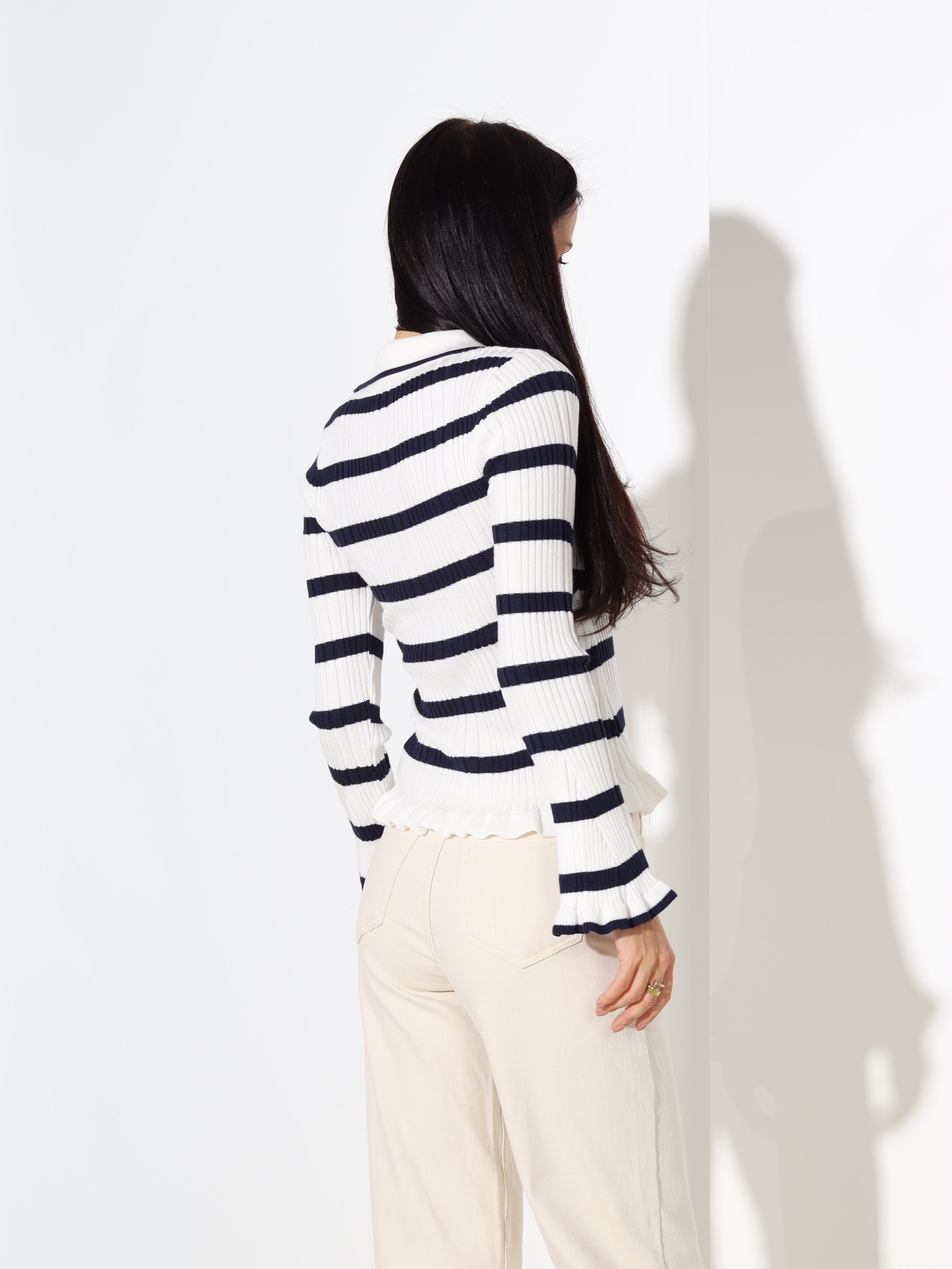 Balts adīts džemepris ar zilām strīpām un zelta krāsas podziņām - 18178