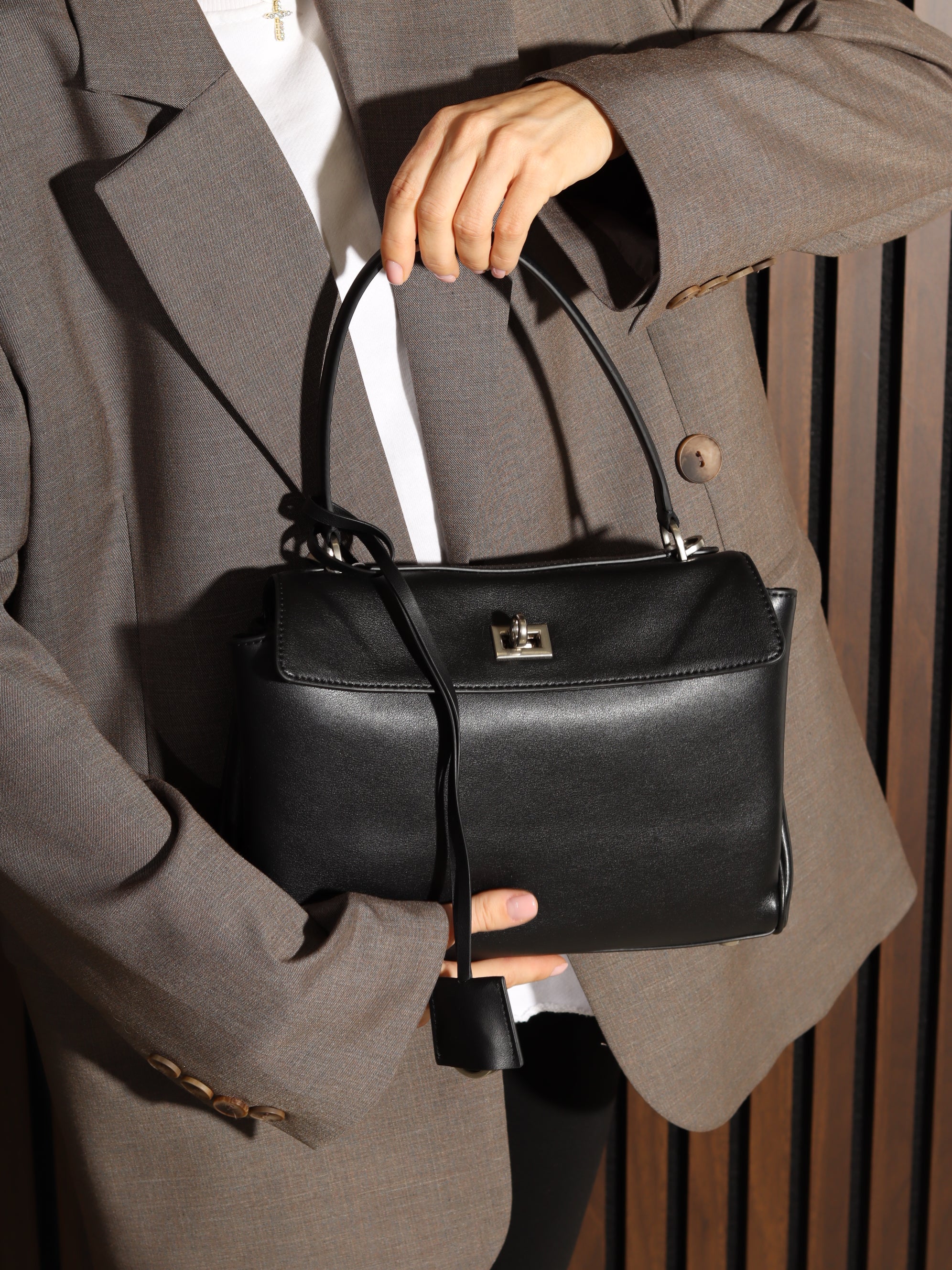 Melna MIDI d/ādas soma uz vienas lences un sudraba krāsas aizdari - 17937