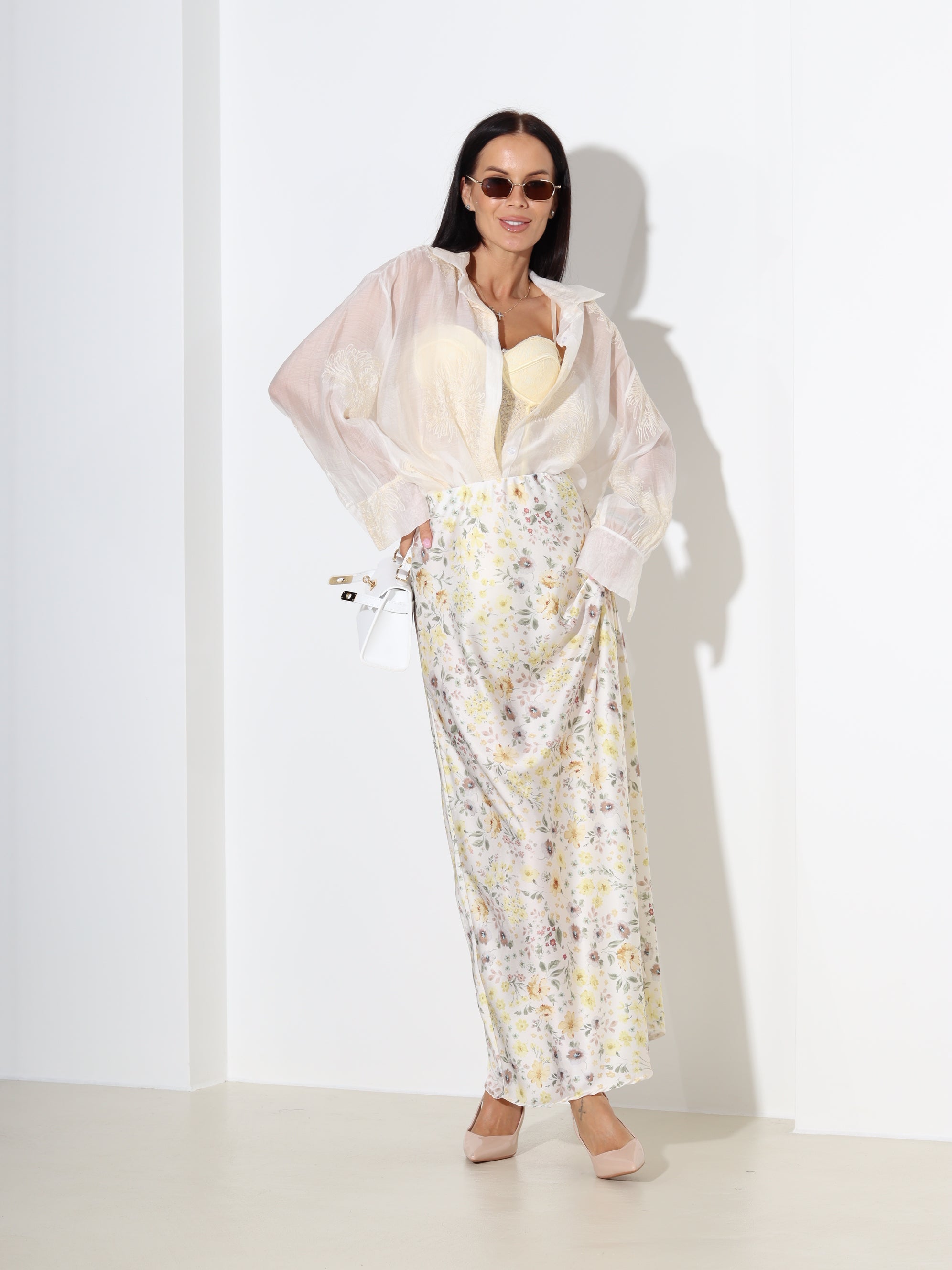 Balts krekls ar smalku izšuvumu- 18438