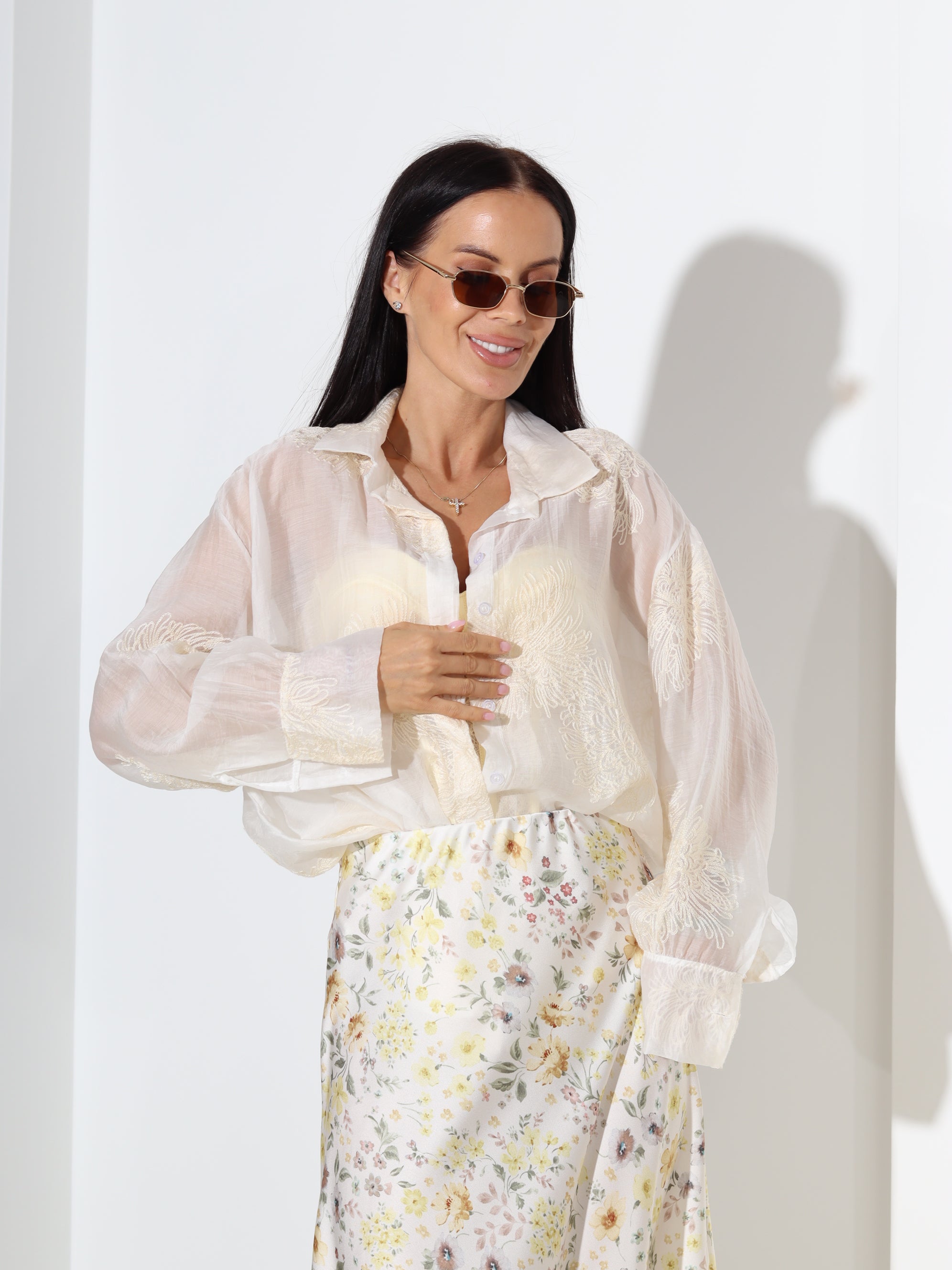 Balts krekls ar smalku izšuvumu- 18438