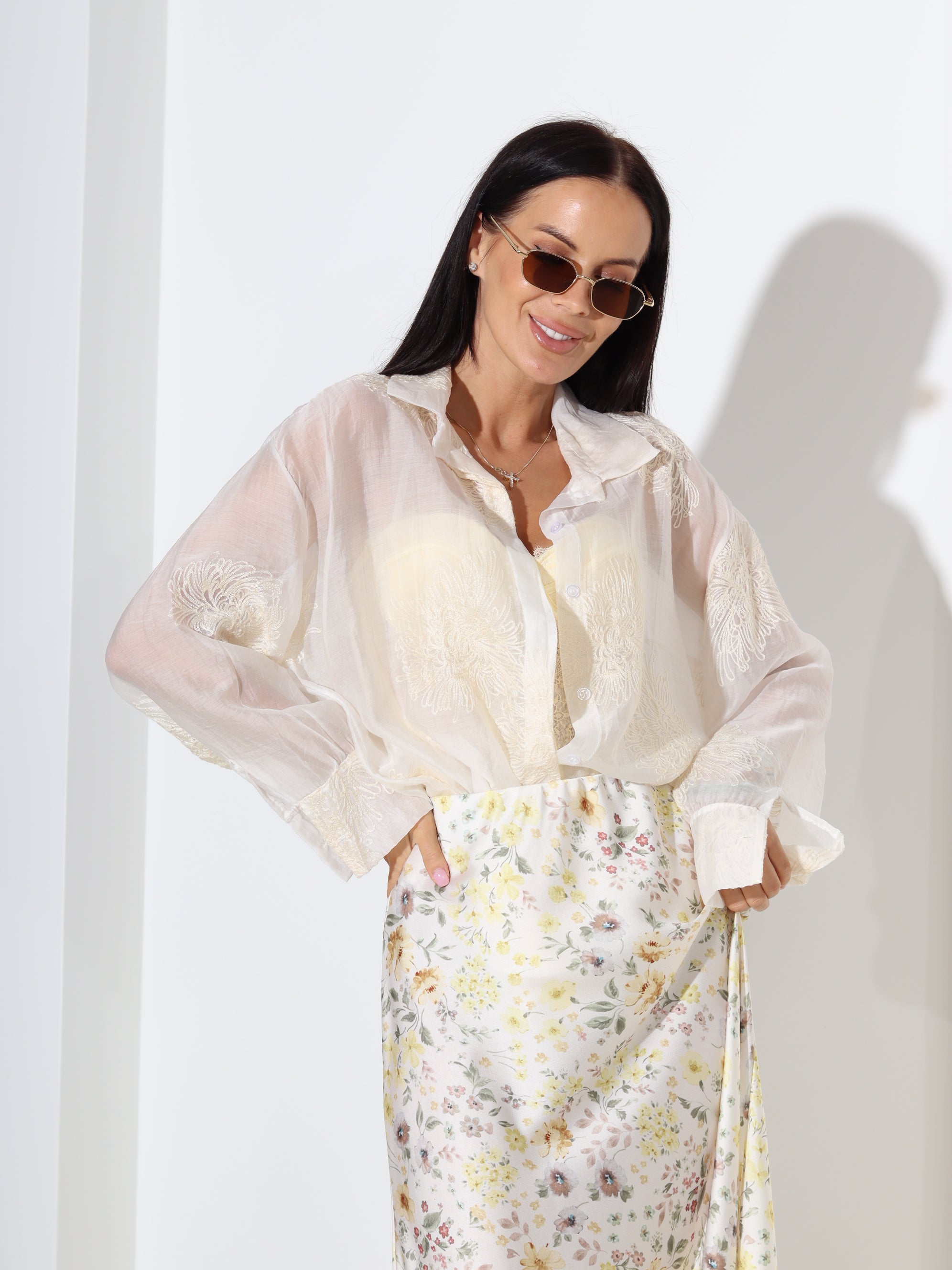 Balts krekls ar smalku izšuvumu- 18438