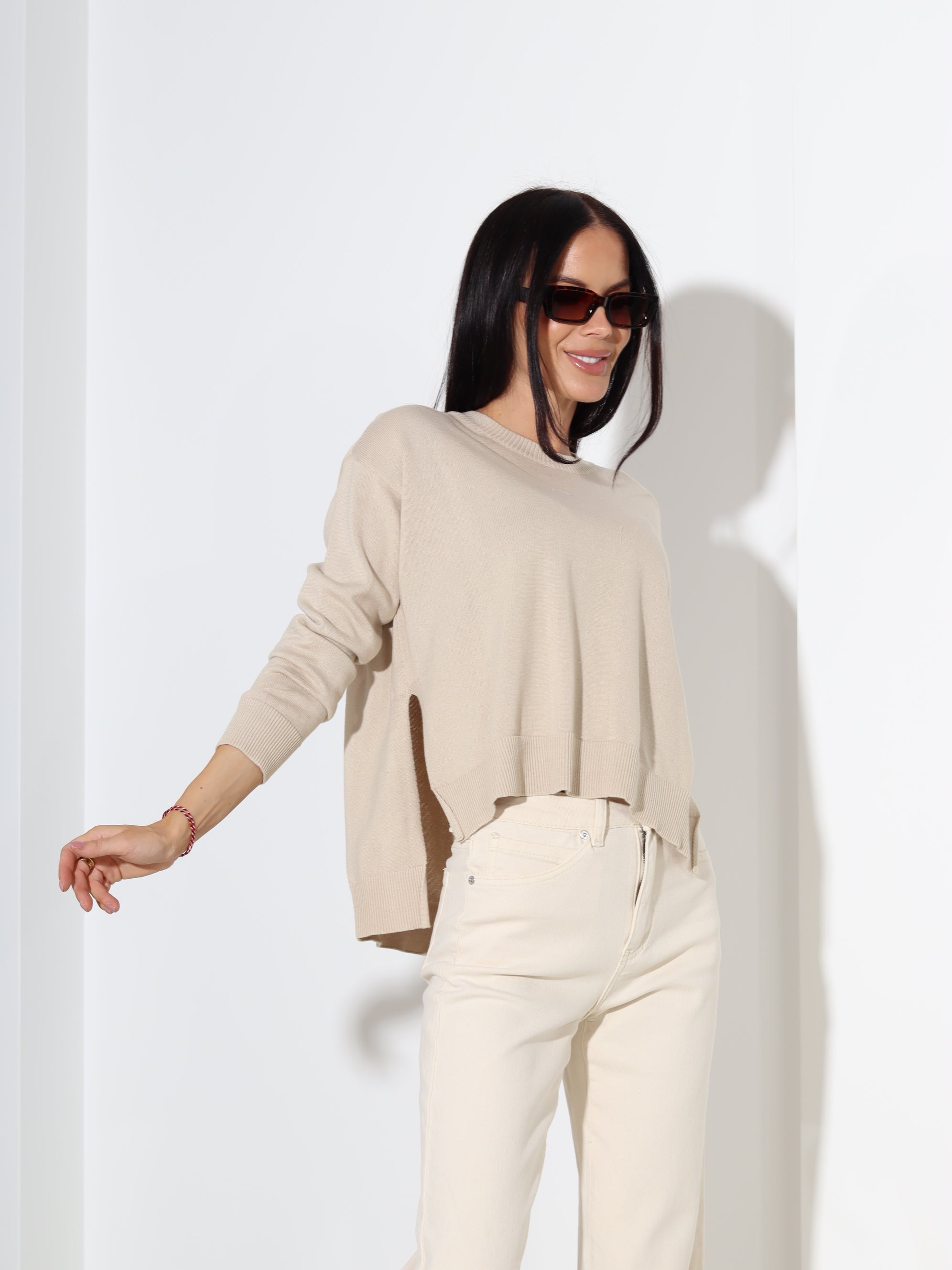 Brūns adīts džemperis ar šķēlumiem sānos - 18200