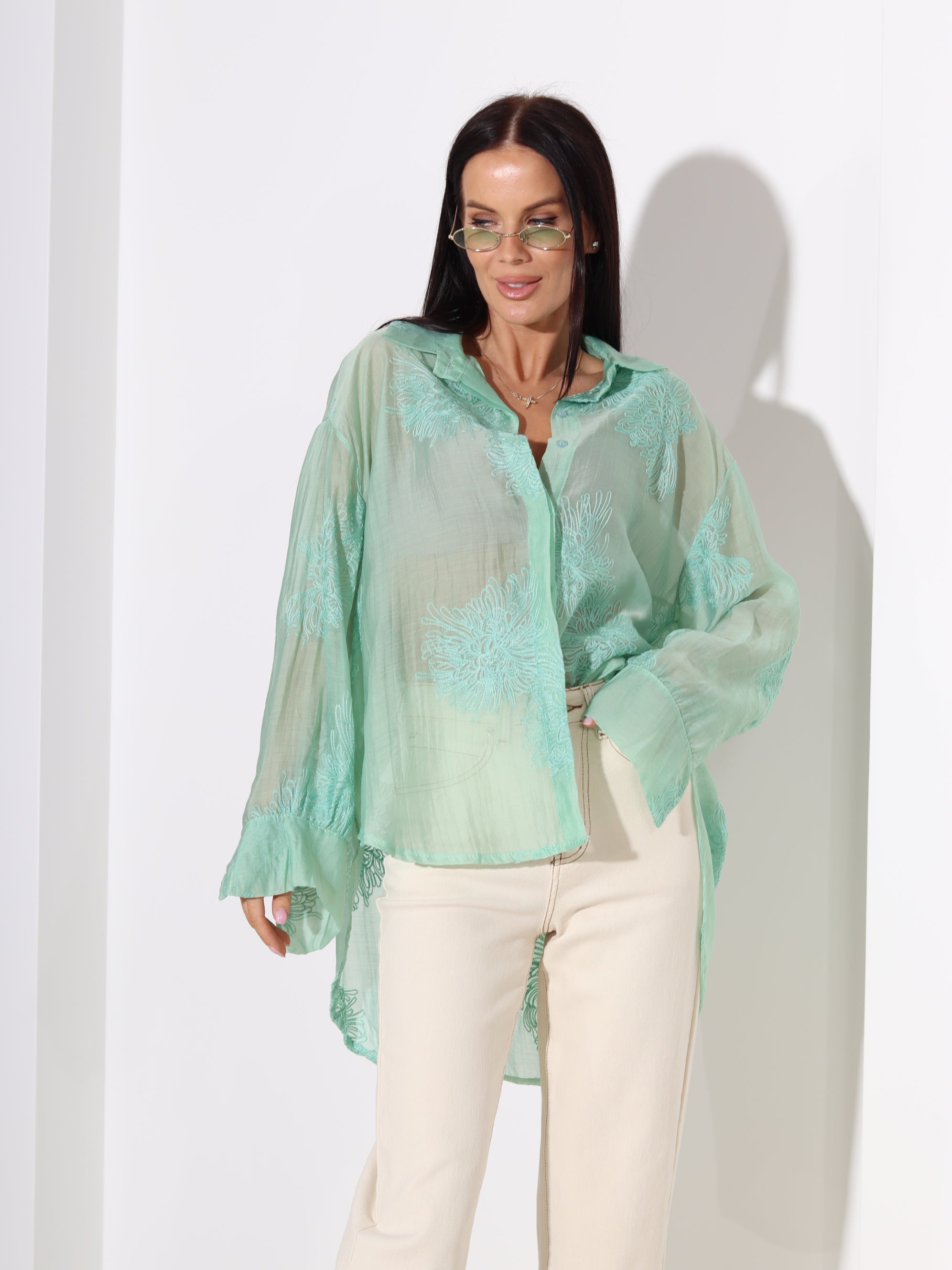 Zaļš krekls ar smalku izšuvumu- 18439