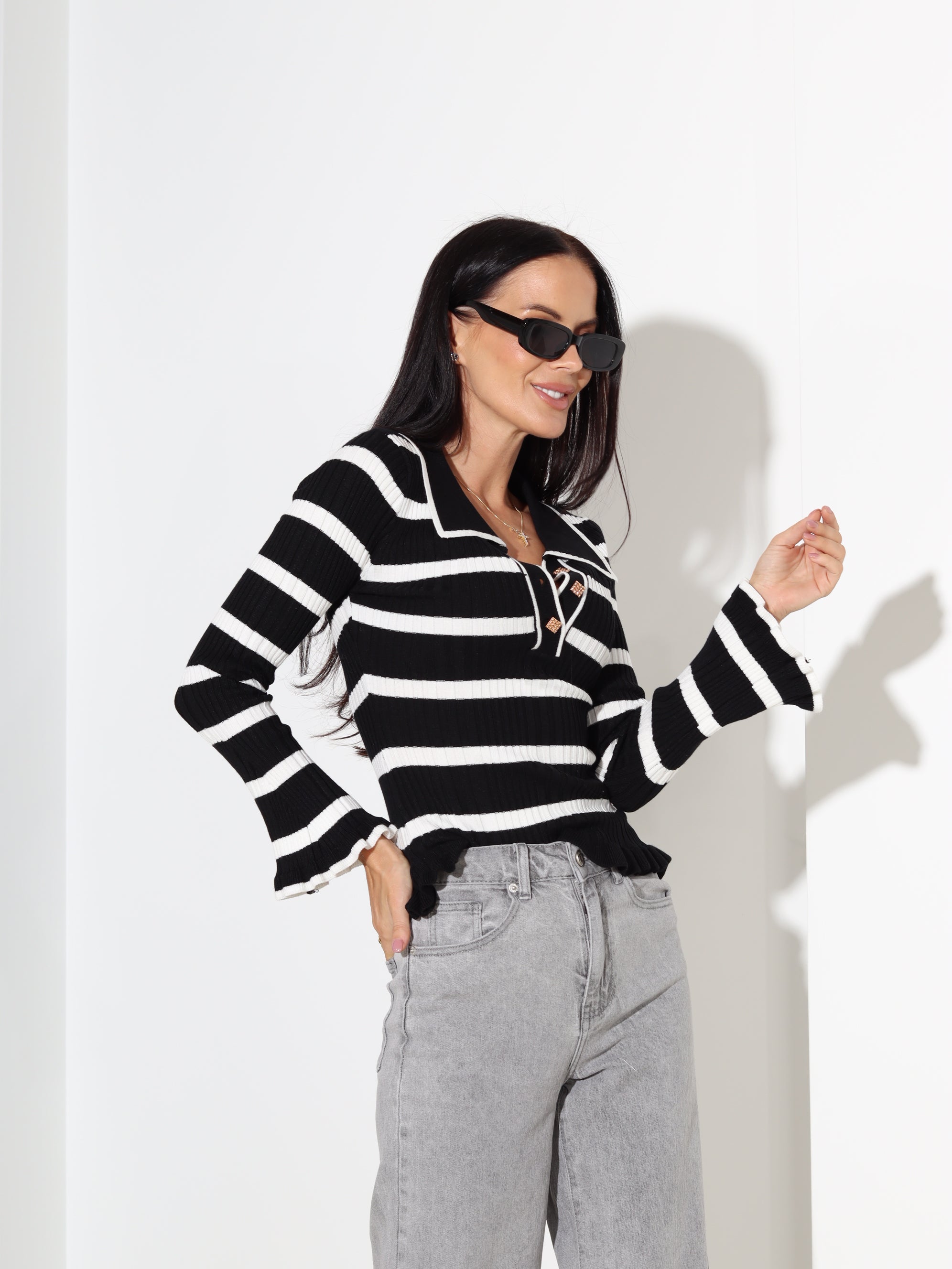 Melns adīts džemepris ar baltām strīpām un zelta krāsas podziņām - 18179