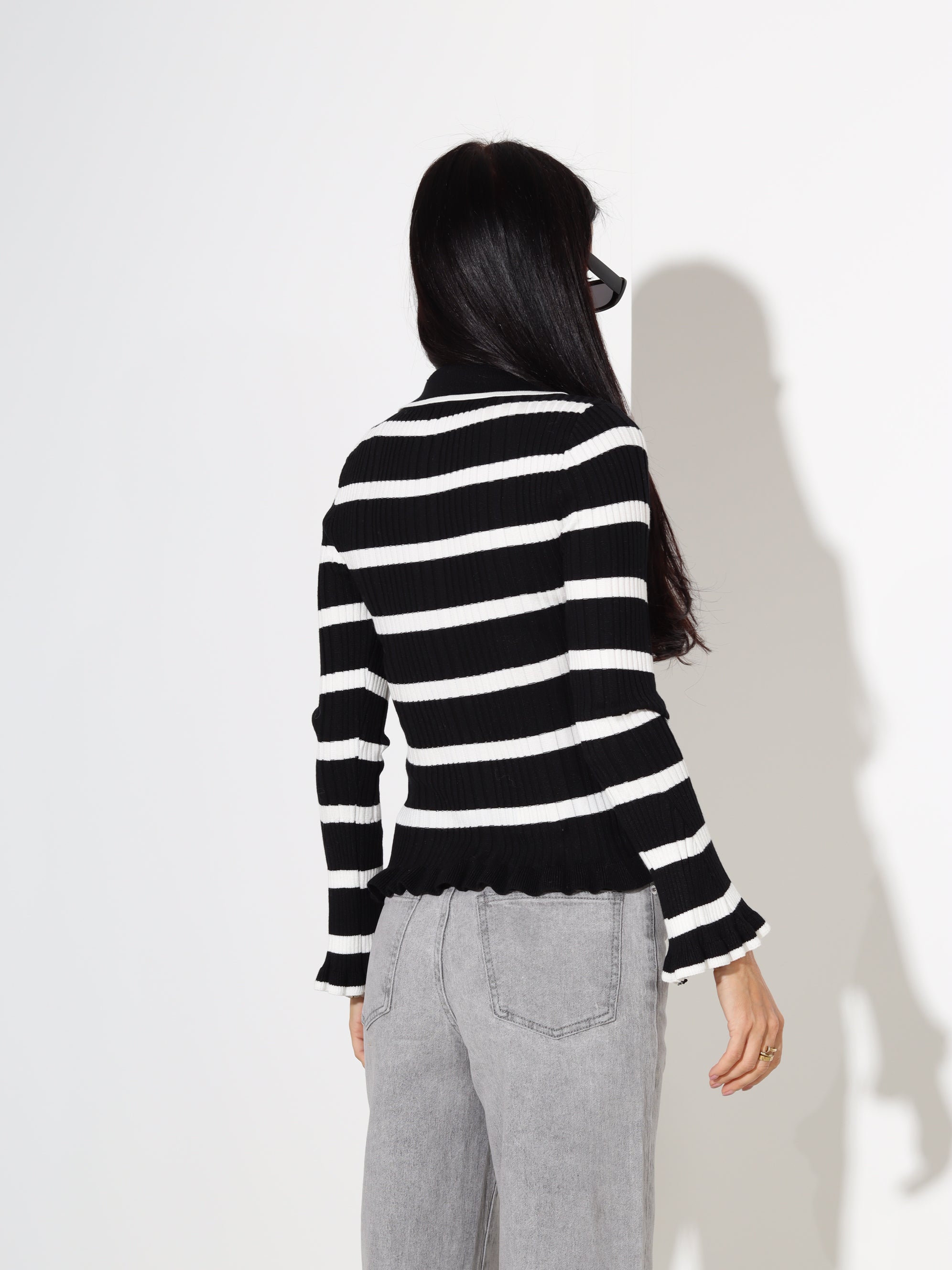 Melns adīts džemepris ar baltām strīpām un zelta krāsas podziņām - 18179