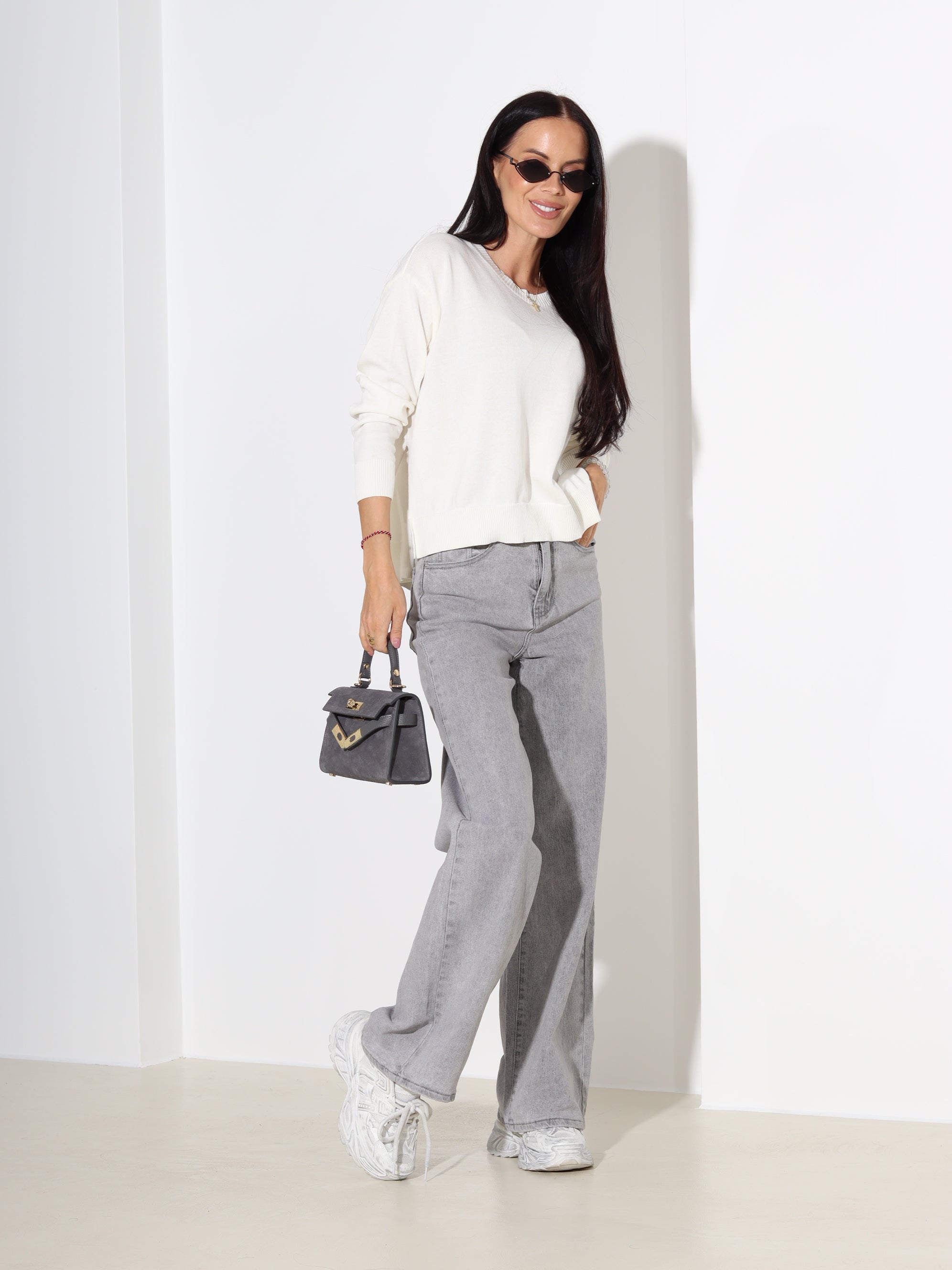 Balts adīts džemperis ar šķēlumiem sānos - 18196