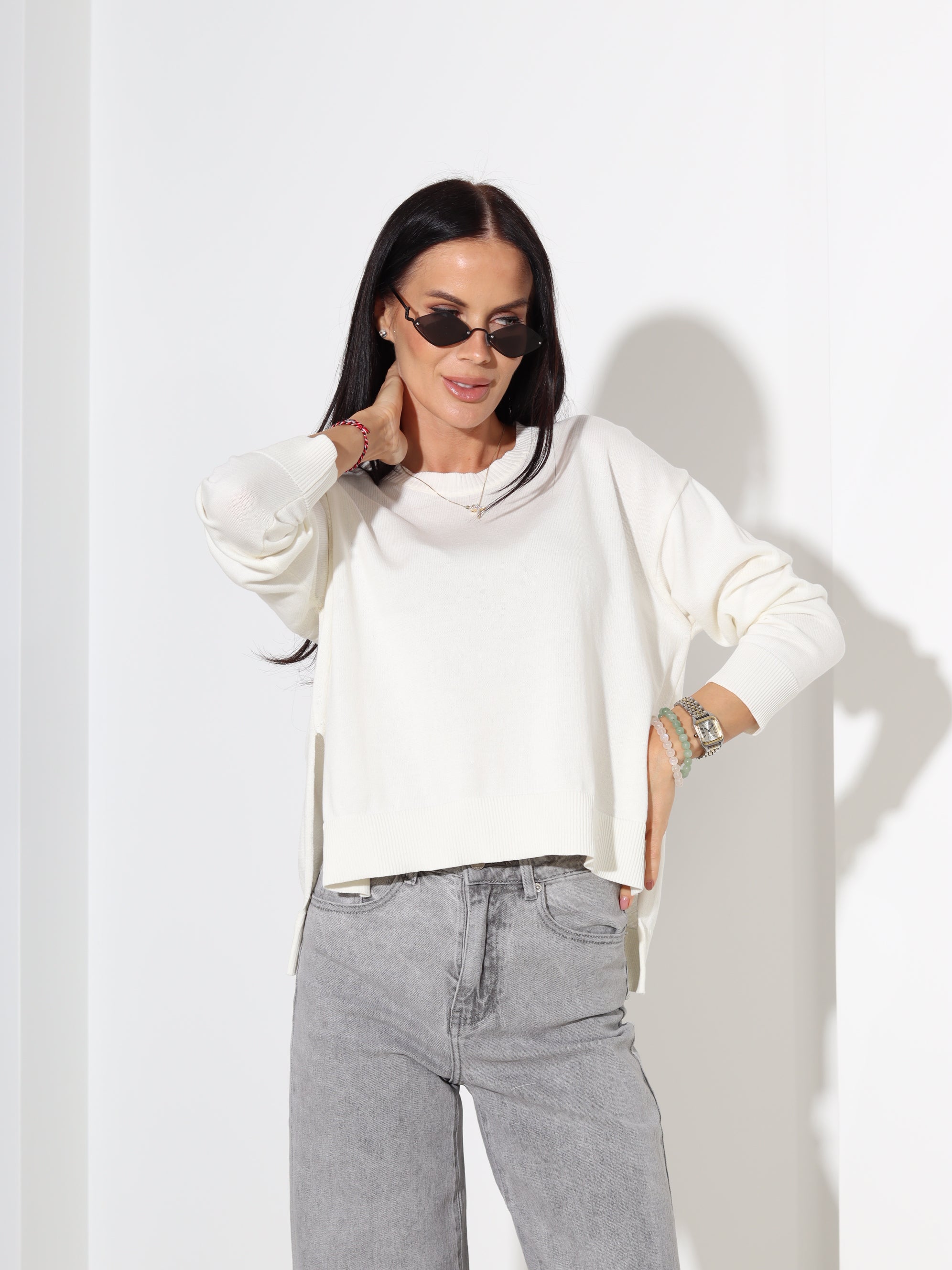 Balts adīts džemperis ar šķēlumiem sānos - 18196