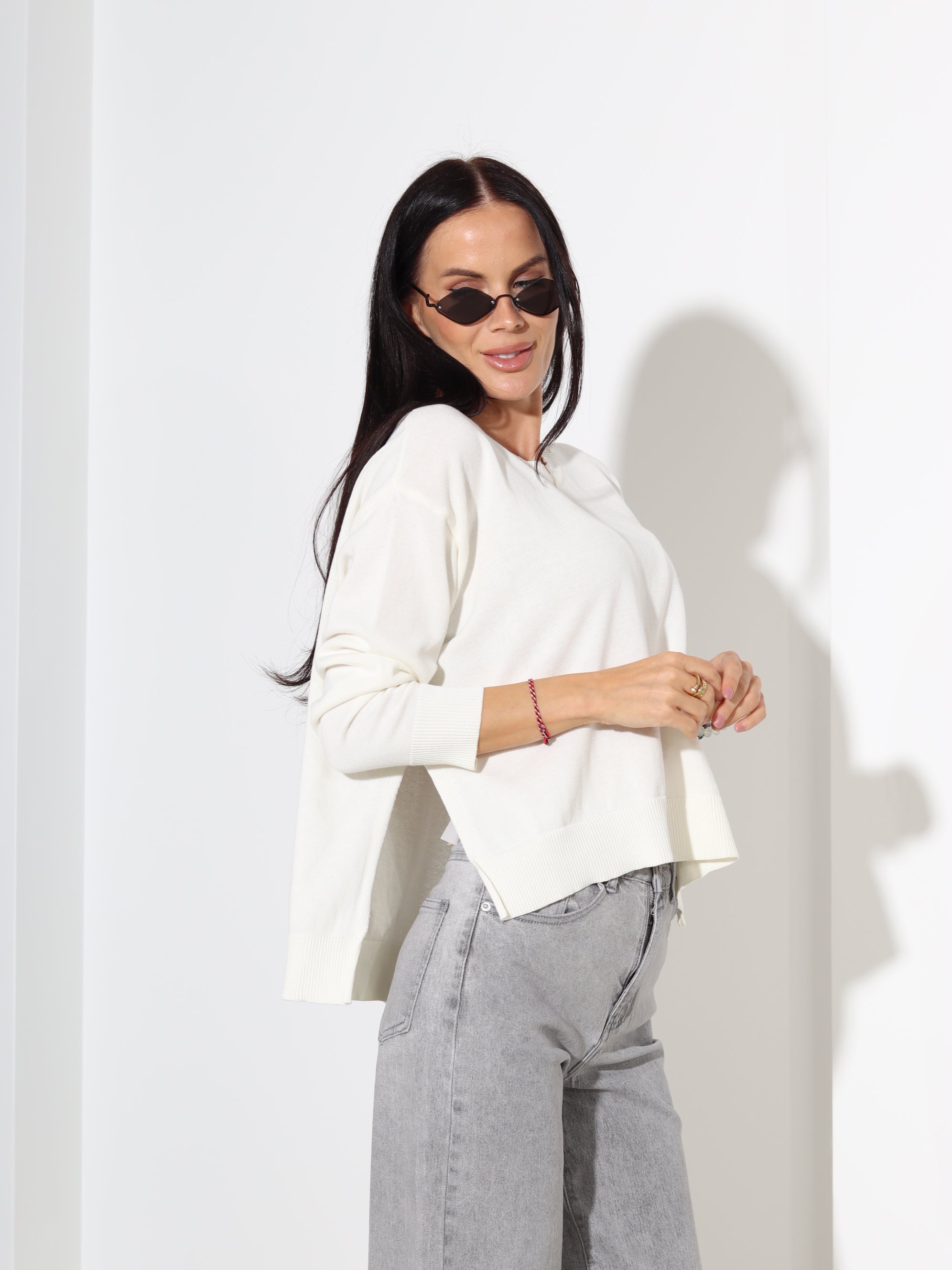 Balts adīts džemperis ar šķēlumiem sānos - 18196