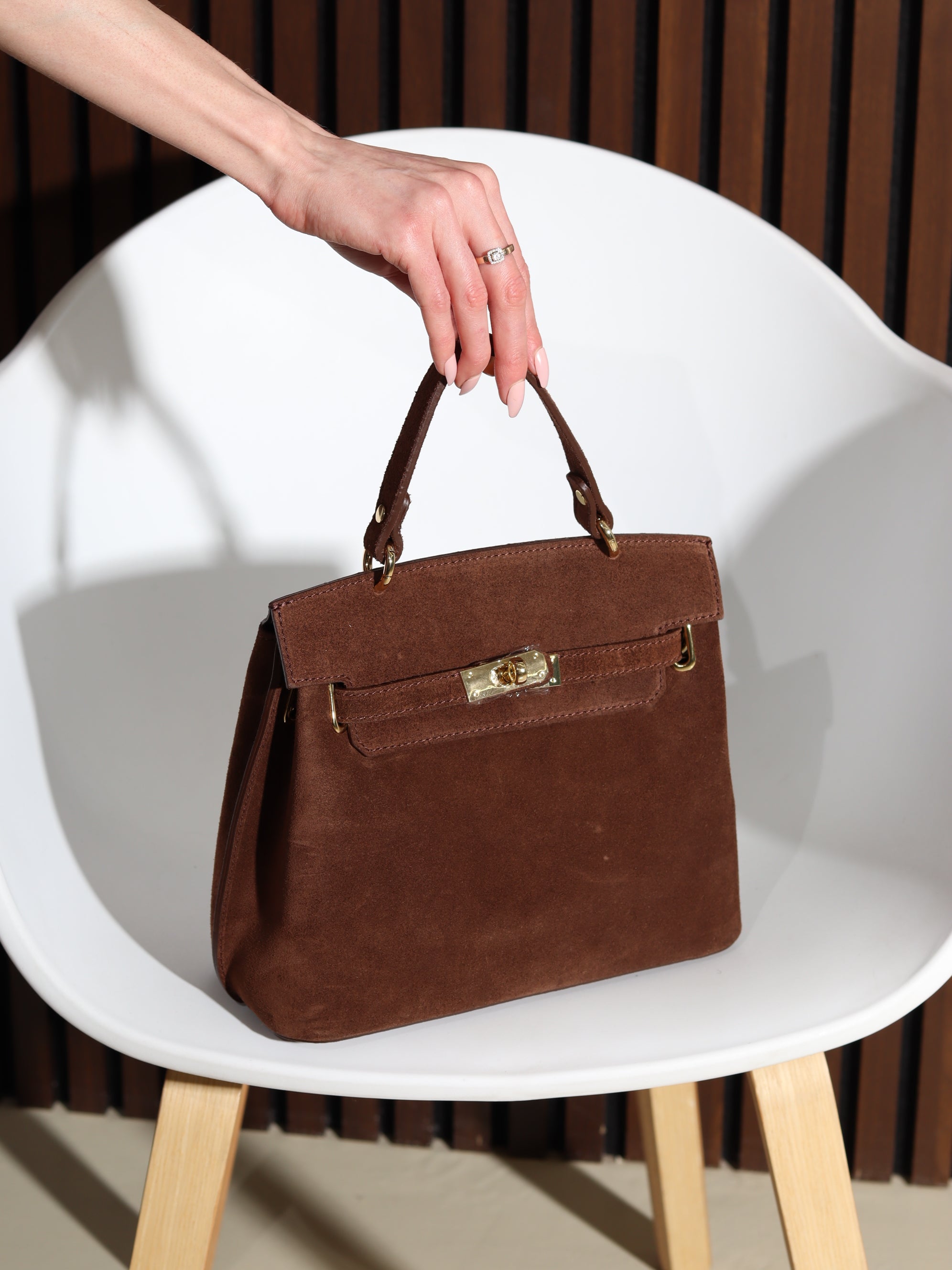 G.būna d/zamšādas soma ar sānu lencēm un aiztaisāmu augšpusi – 17848