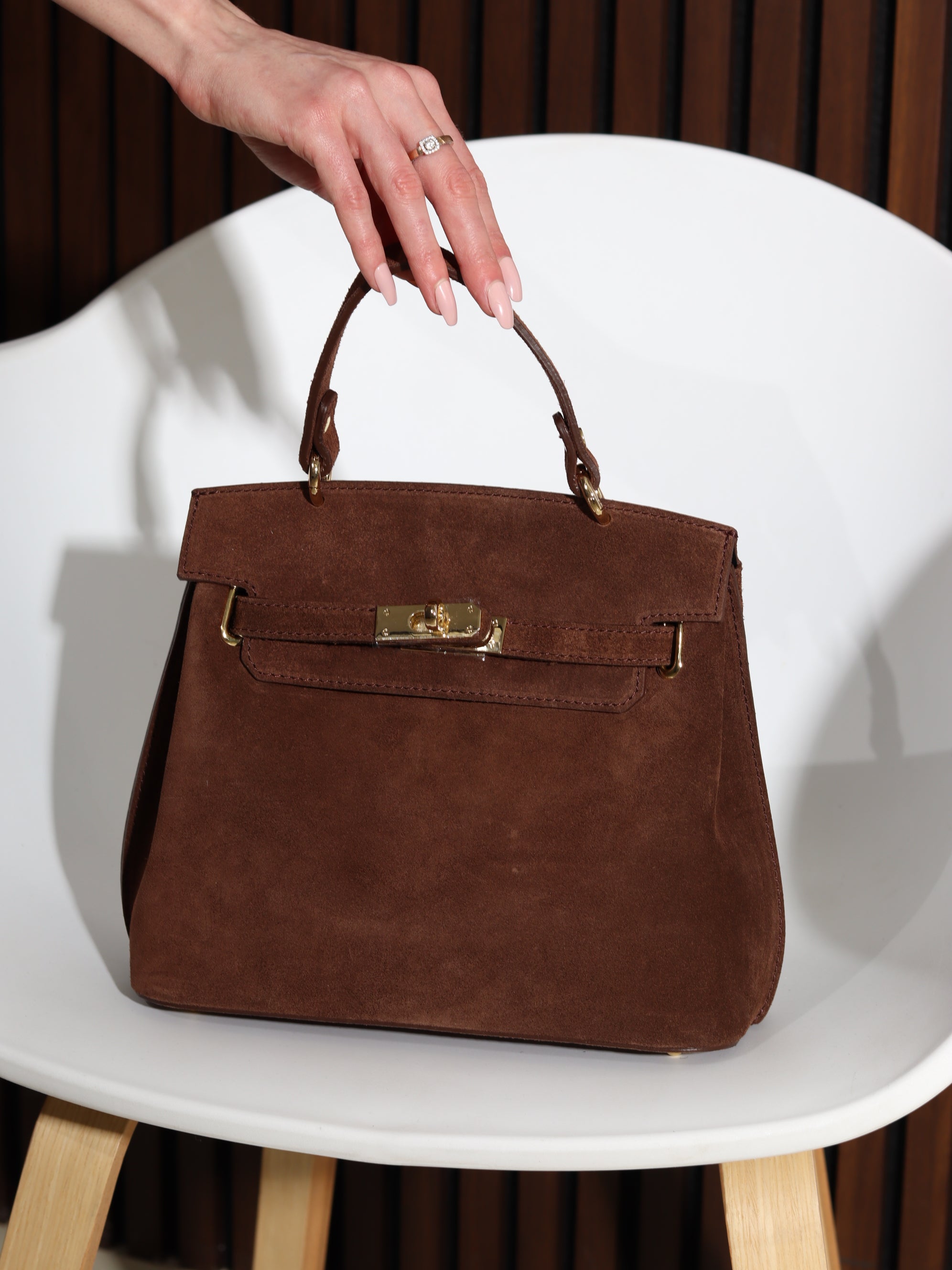 G.būna d/zamšādas soma ar sānu lencēm un aiztaisāmu augšpusi - 17848