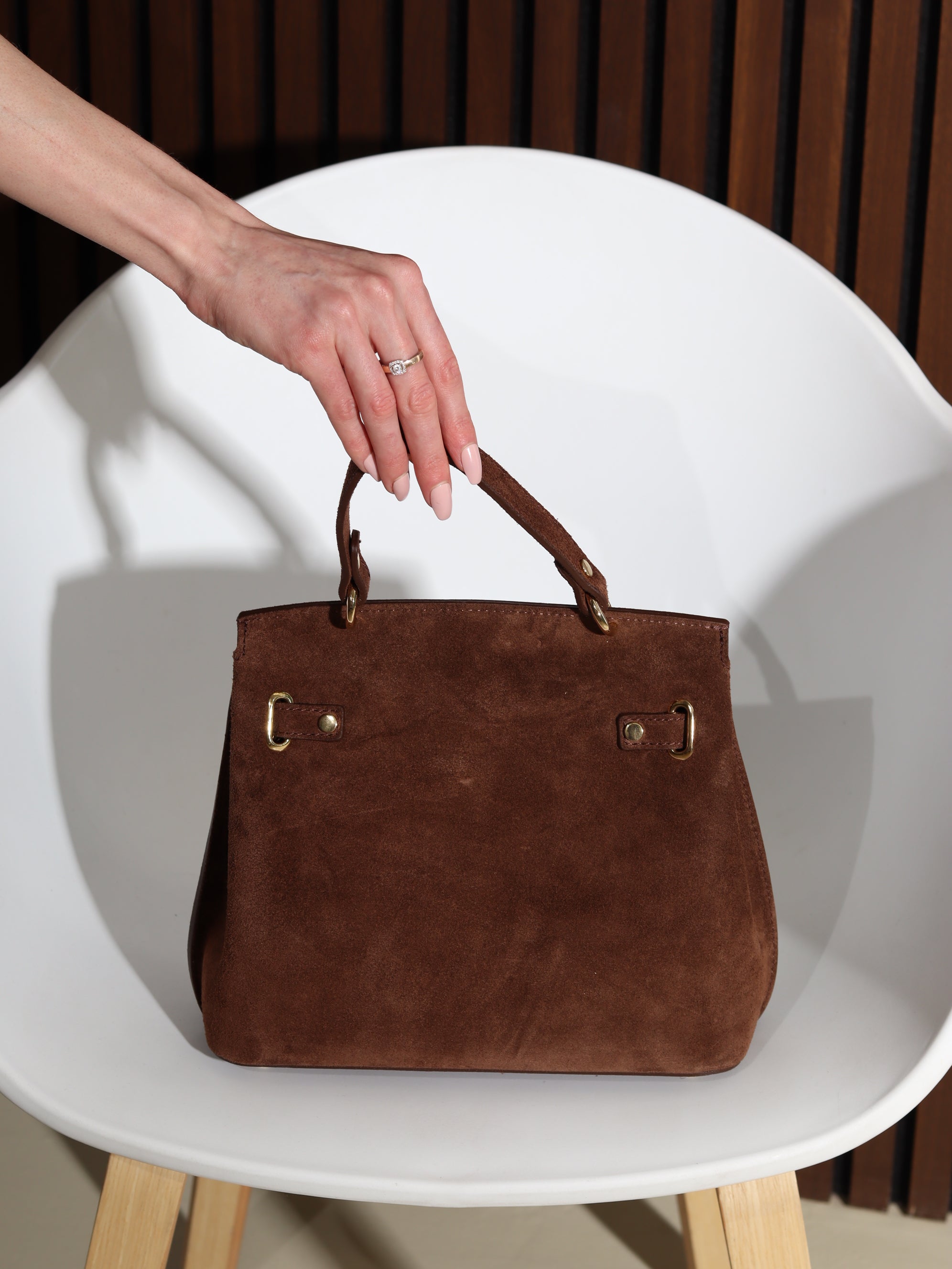 G.būna d/zamšādas soma ar sānu lencēm un aiztaisāmu augšpusi – 17848