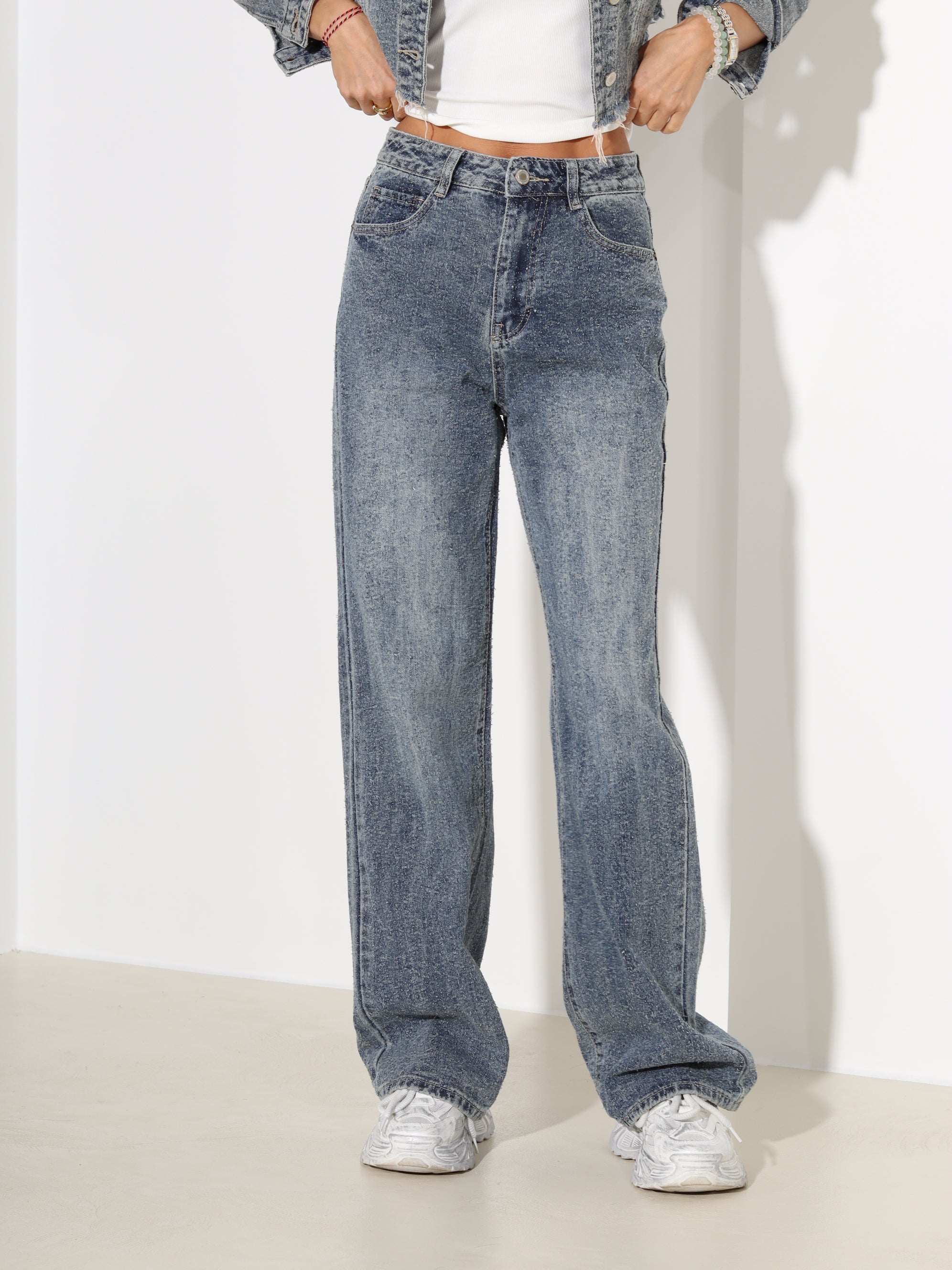 Zilganzaļas džinsa püksid ar raustītu diedziņu - 18165