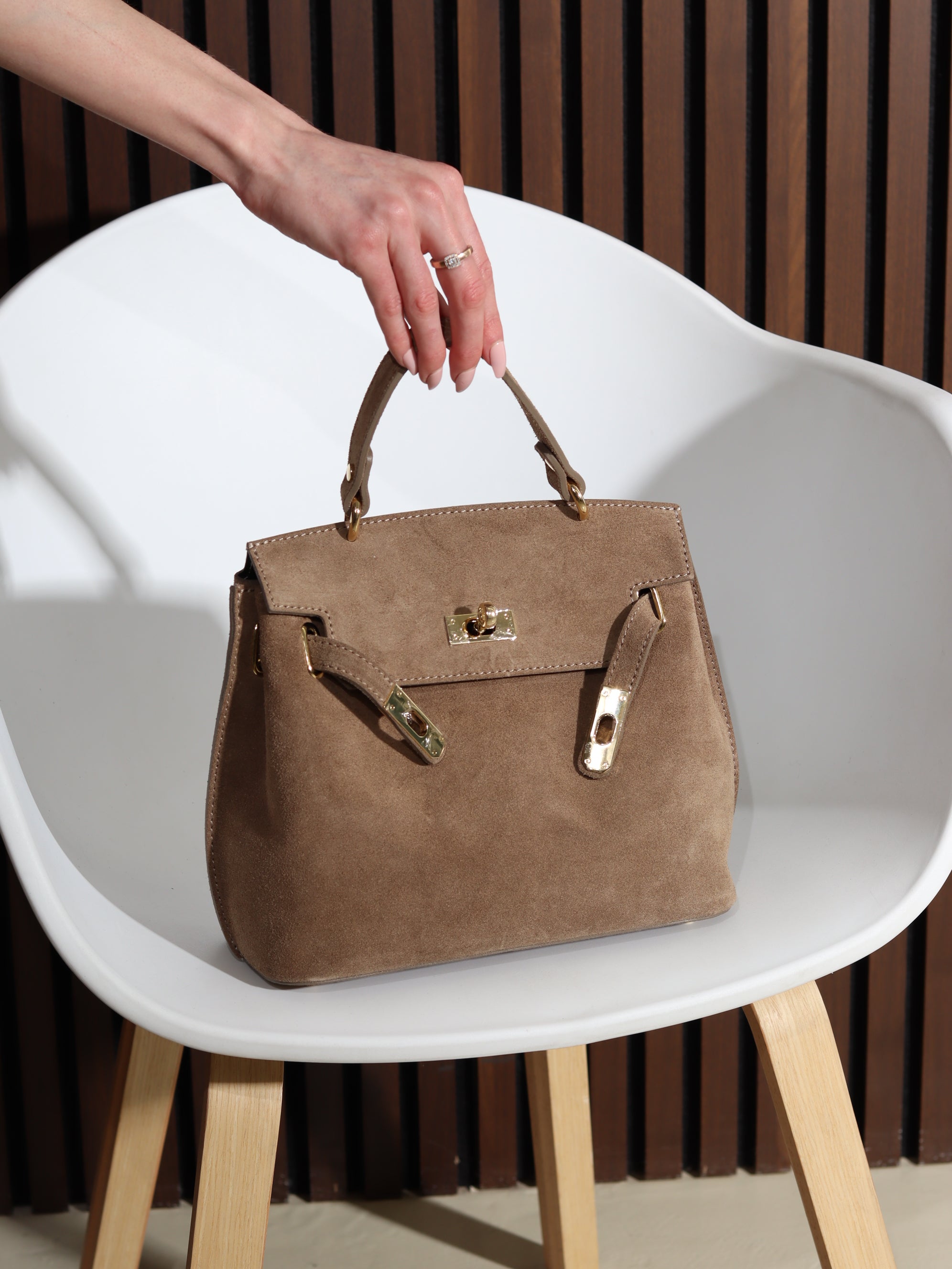 Bēšas krāsas d/zamšādas soma ar sānu lencēm un aiztaisāmu augšpusi - 17847