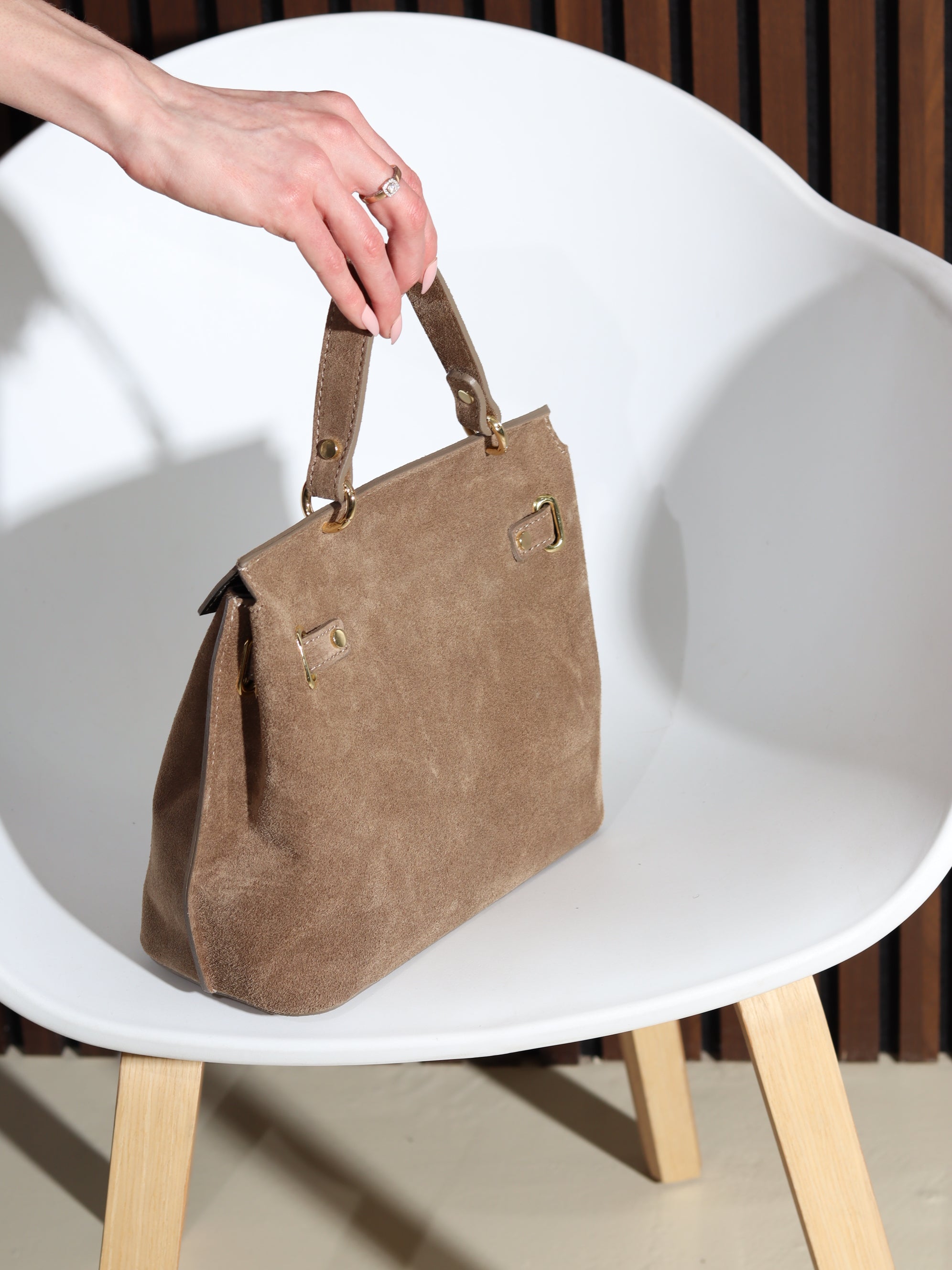 Bēšas krāsas d/zamšādas soma ar sānu lencēm un aiztaisāmu augšpusi - 17847