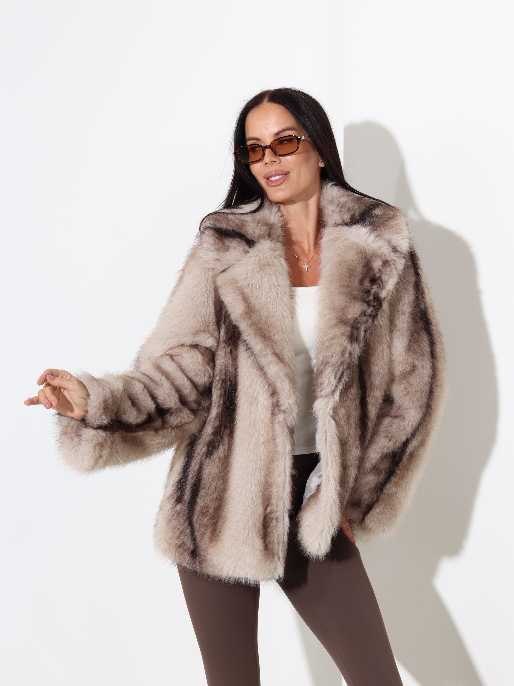 Bēšs īss kažoks ar tumšas krāsas ielaidumu - 17980