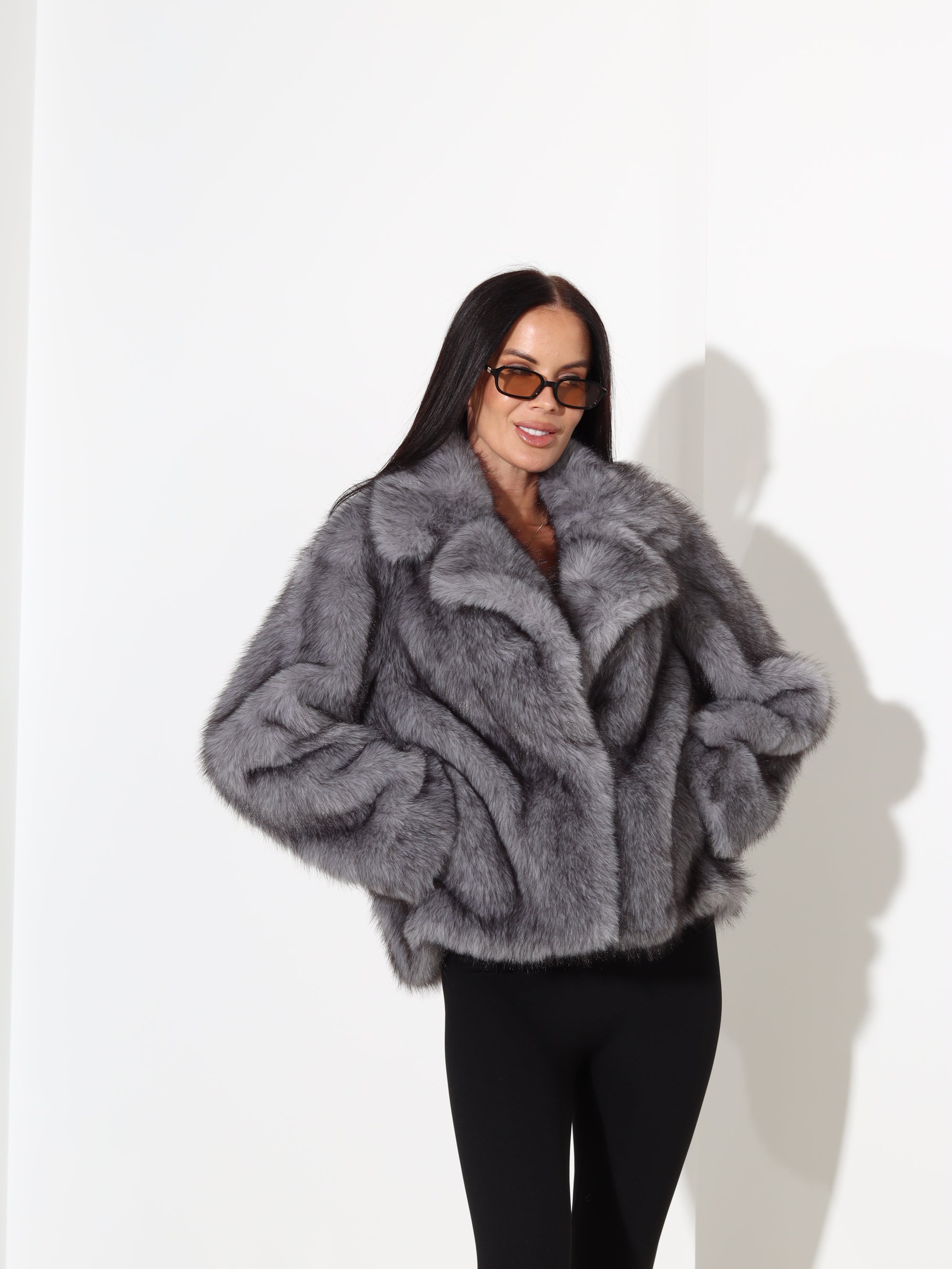 T.pelēks īss kažoks ar šķeltu apkakli un āķīšu aizdari - 17978