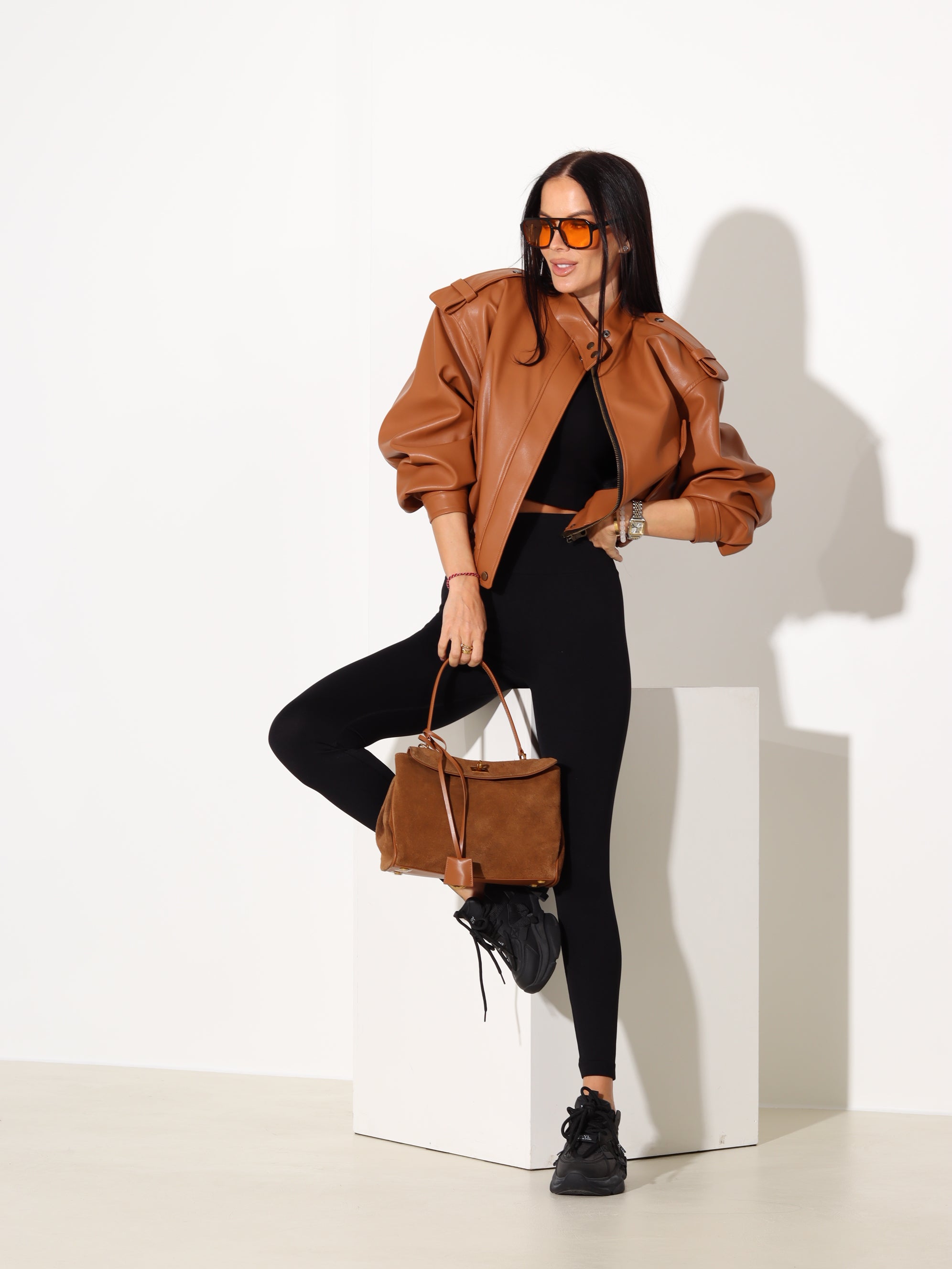 Melni auduma legingi ar savilkumu mugurpusē – 17987