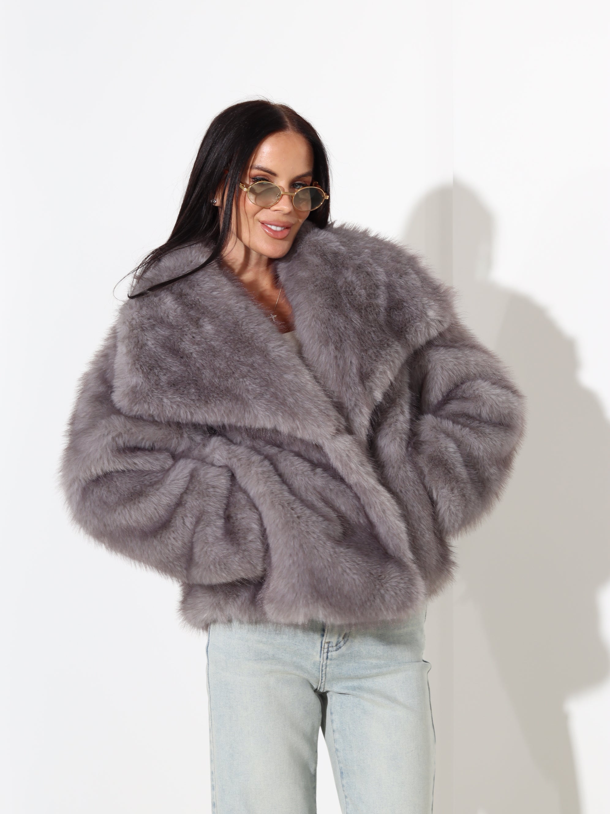 G.pelēks īss kažoks ar atloku un spiedpogu aizdari - 17979