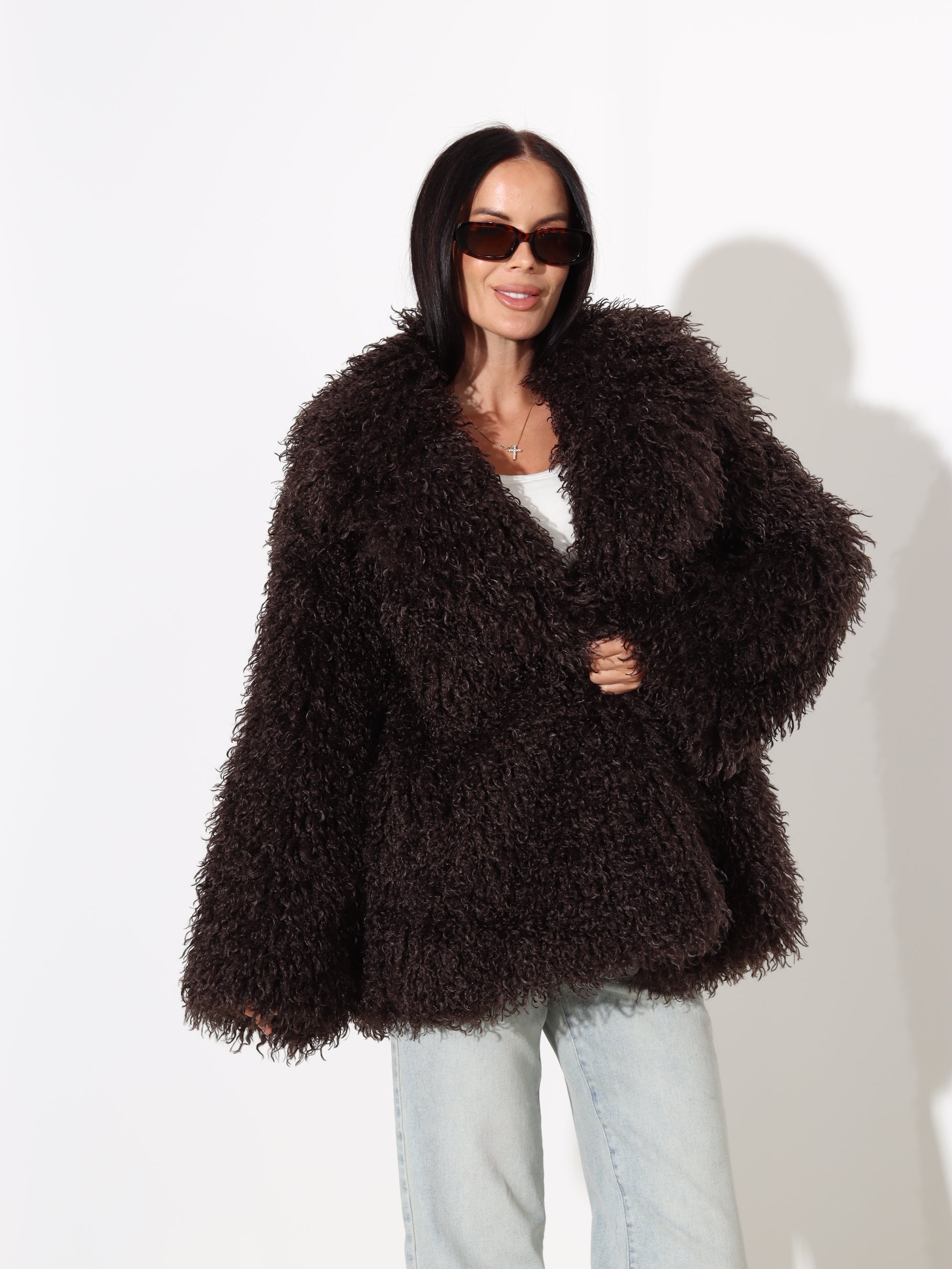 T.brūns īsa garuma kažoks 'Bārnijs' ar smalku, viļņotu spalvu - 17974