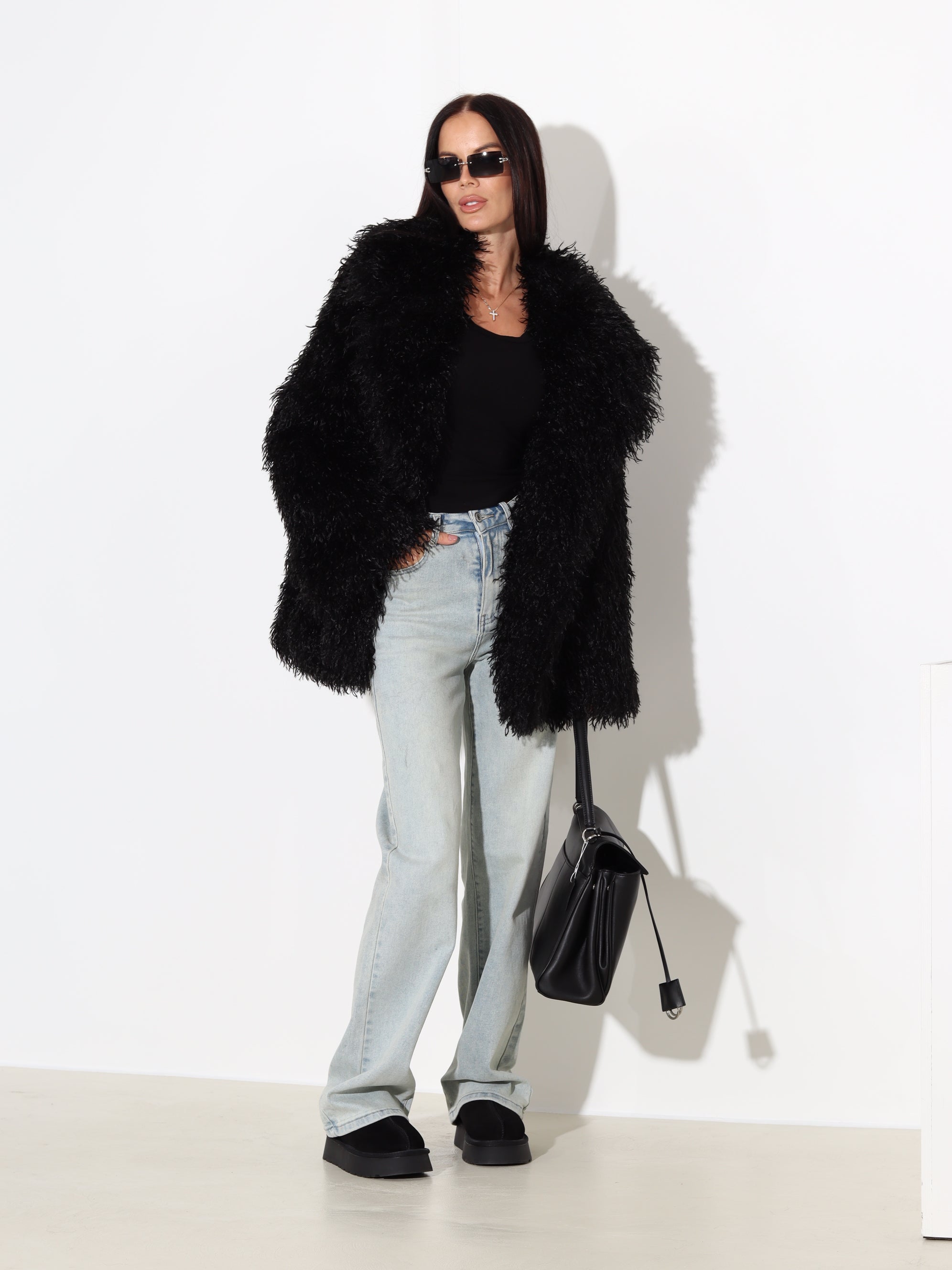 Melns īsa garuma kažoks 'Bārnijs' ar smalku, viļņotu spalvu - 17973