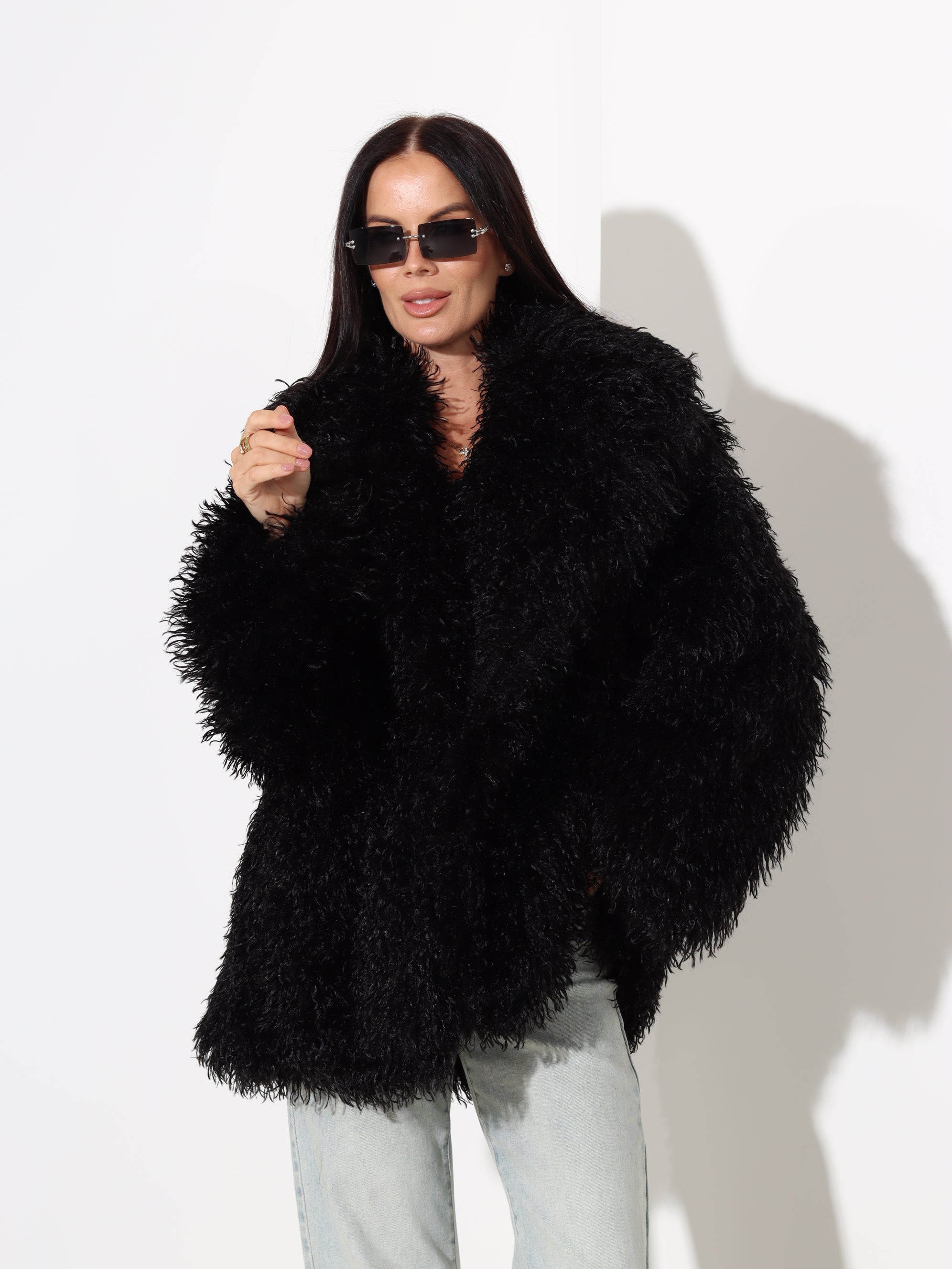 Melns īsa garuma kažoks 'Bārnijs' ar smalku, viļņotu spalvu - 17973