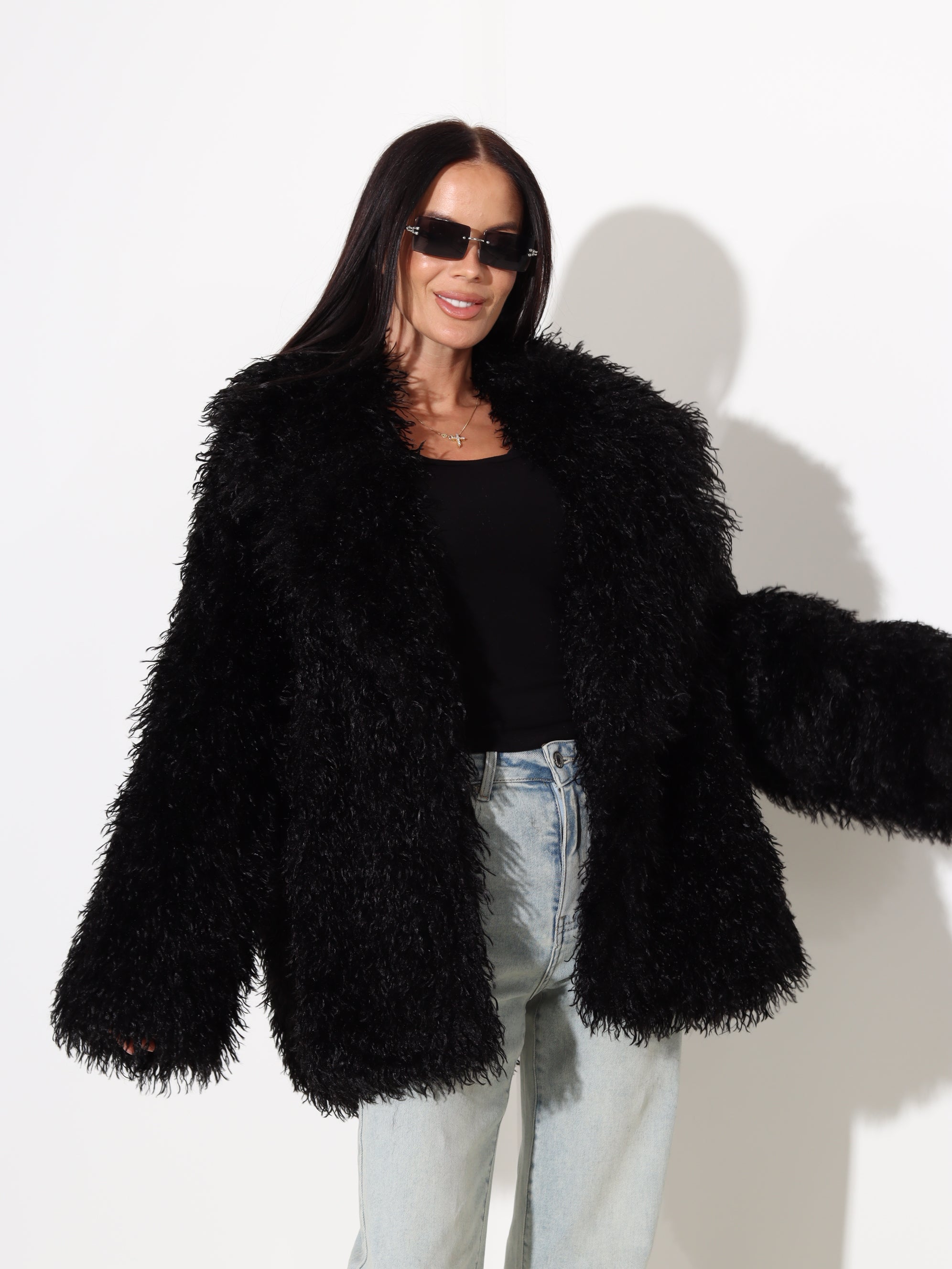 Melns īsa garuma kažoks 'Bārnijs' ar smalku, viļņotu spalvu - 17973