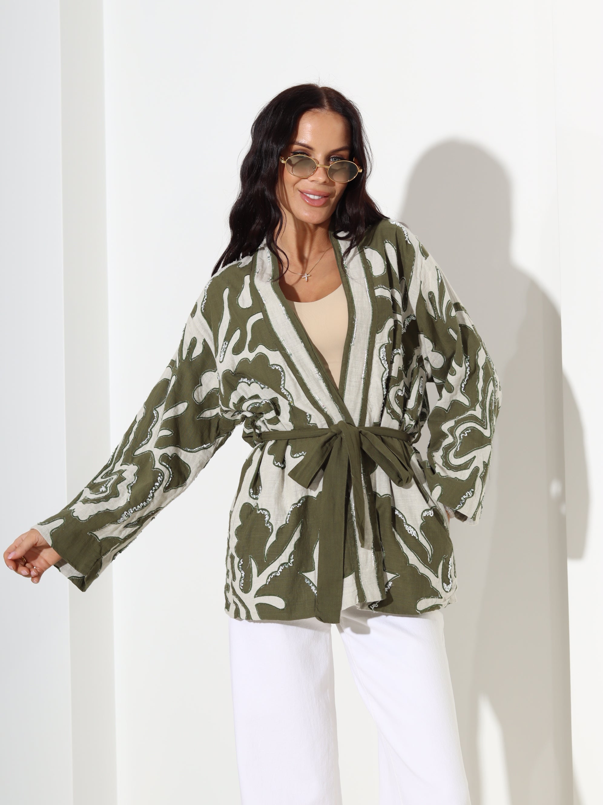 Bēšas krāsas kimono ar zaļas krāsas ornamentiem un fliteriem- 18750
