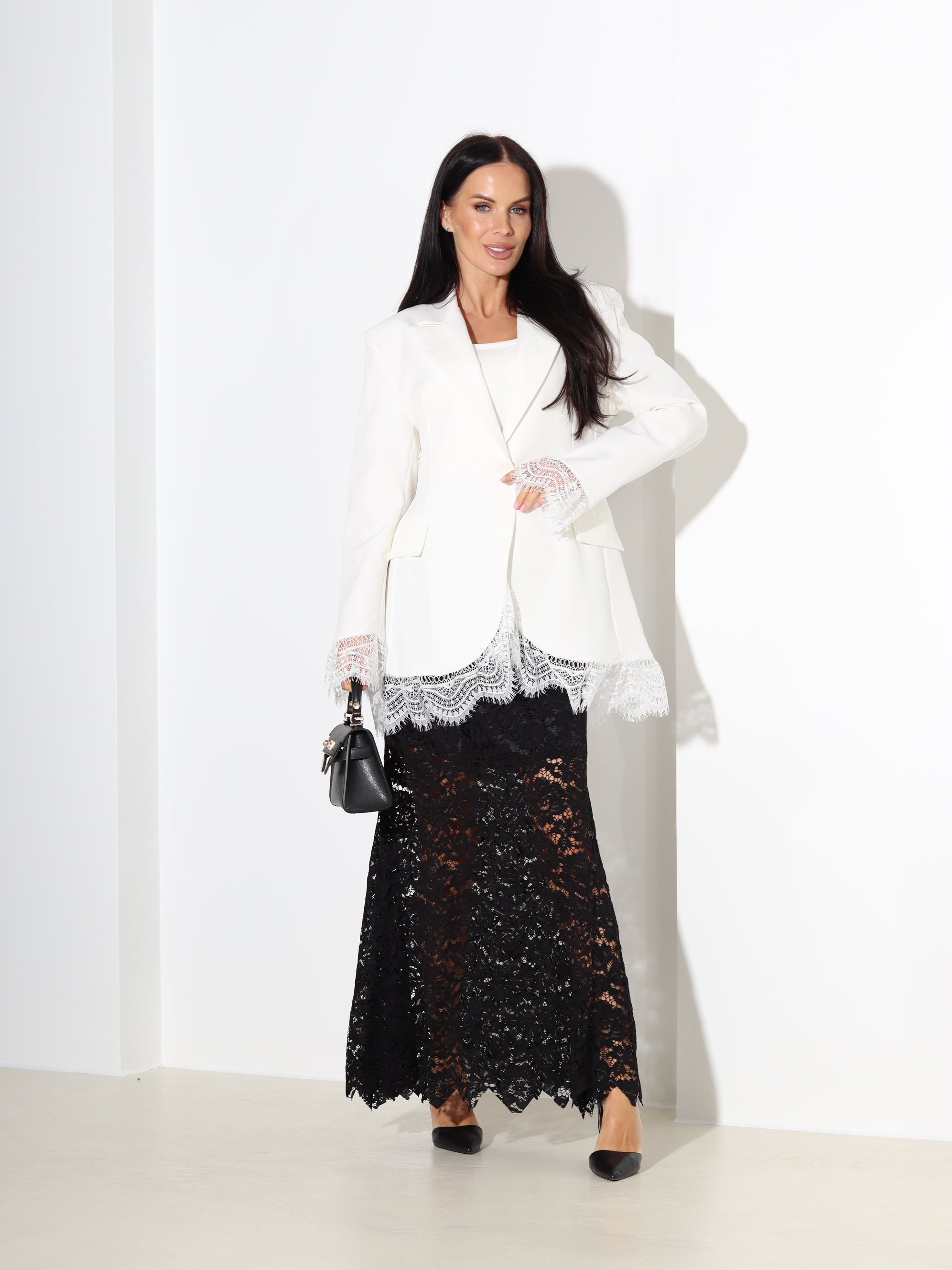 Balta, klassikalises piegrieznes žakete ar mežģīnes akcentiem - 18251