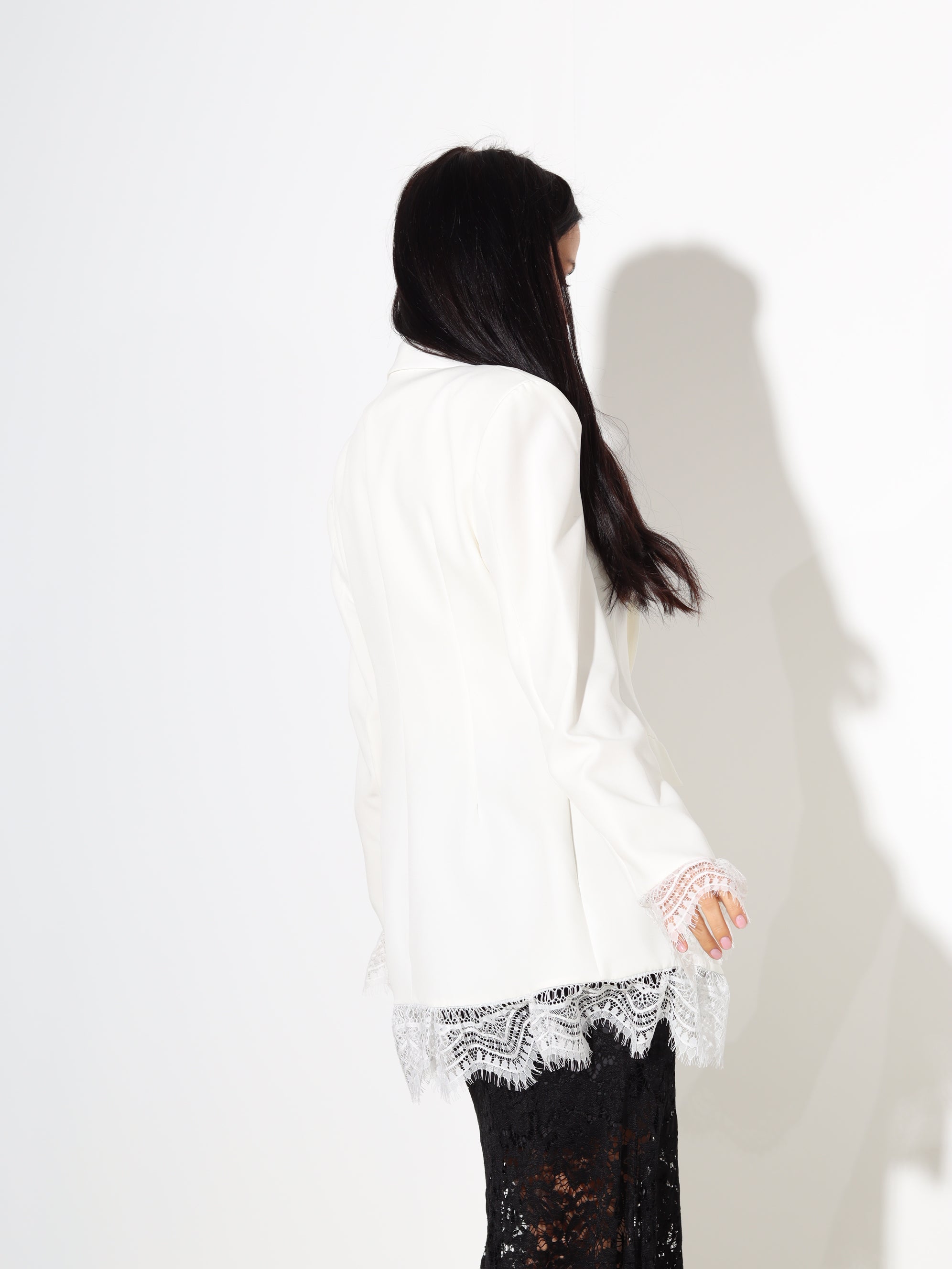 Balta, klassikalises piegrieznes žakete ar mežģīnes akcentiem - 18251