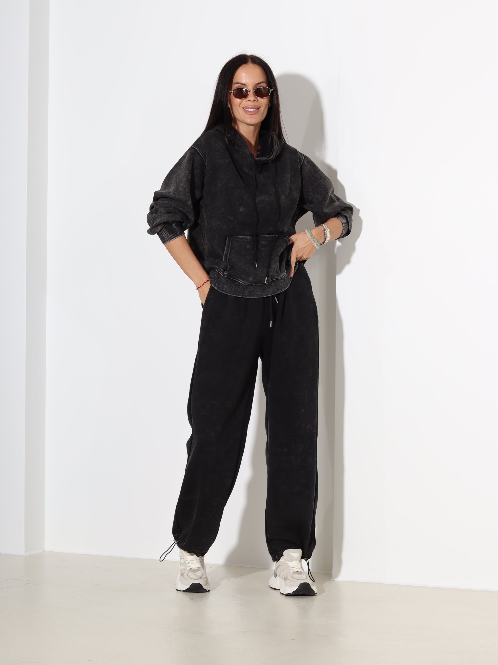 Melns batikots džemperis/hūdijs - 18350