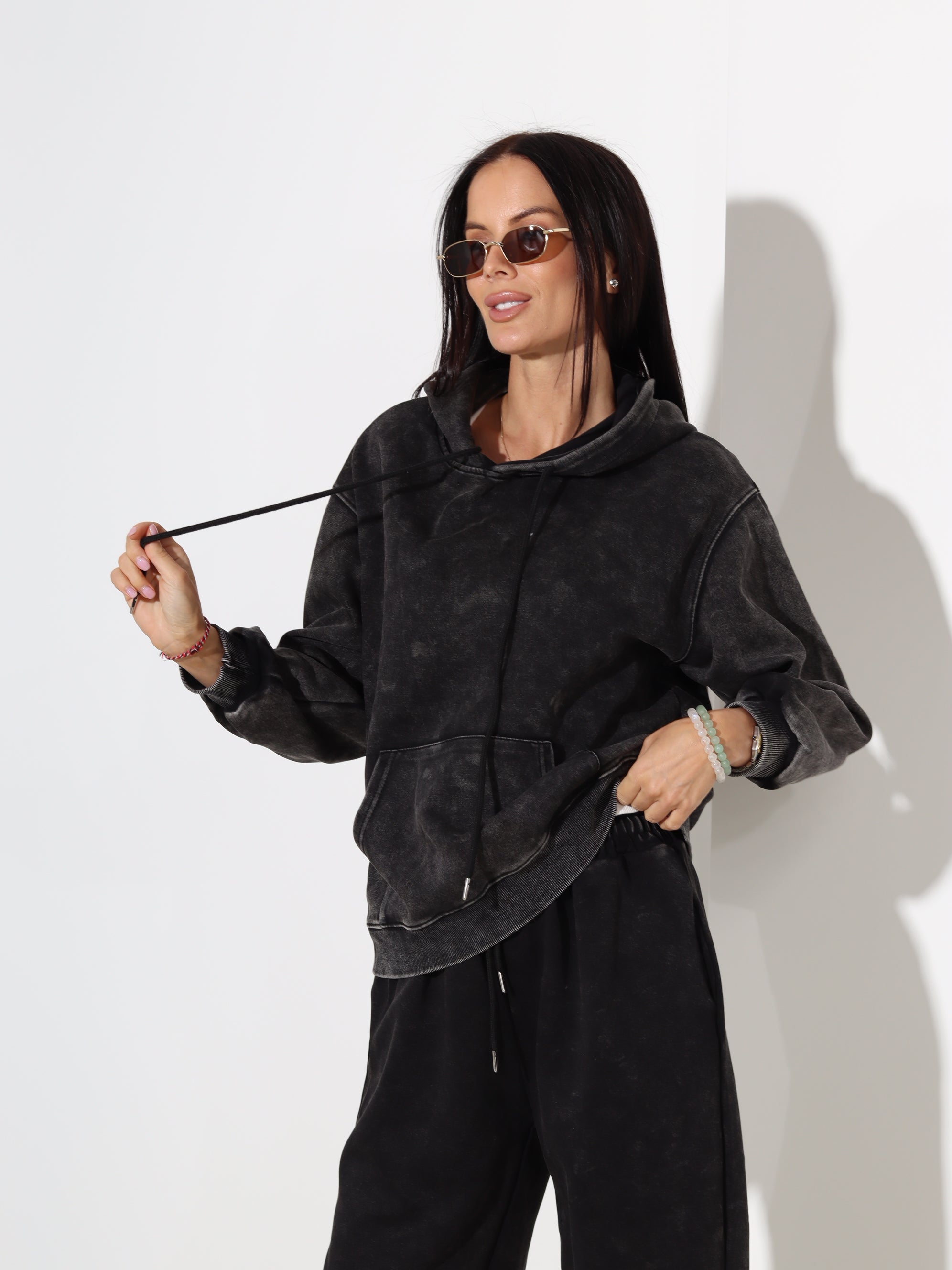 Melns batikots džemperis/hūdijs - 18350