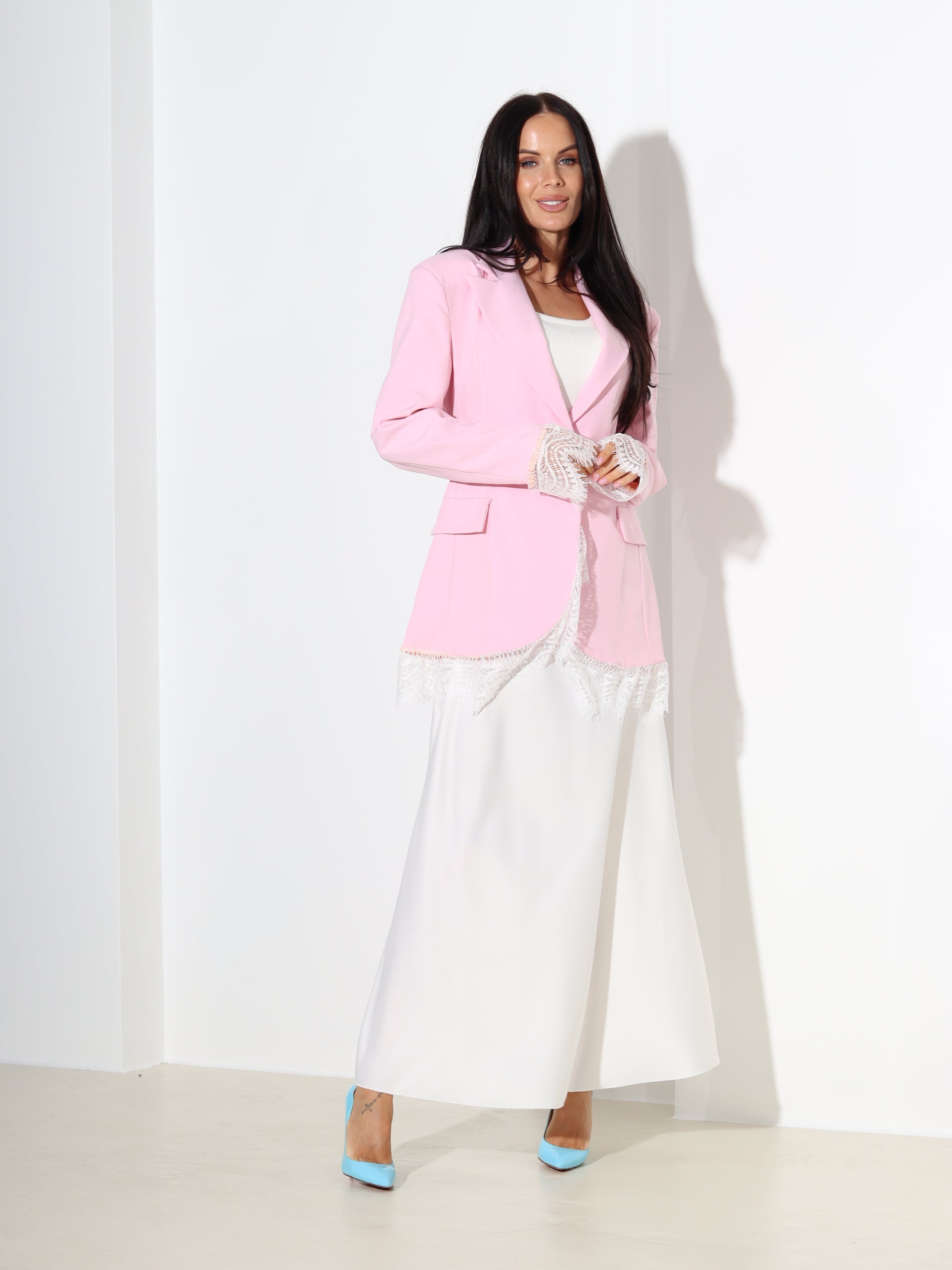 Rozā, klassikalises piegrieznes žakete ar mežģīnes akcentiem - 18250