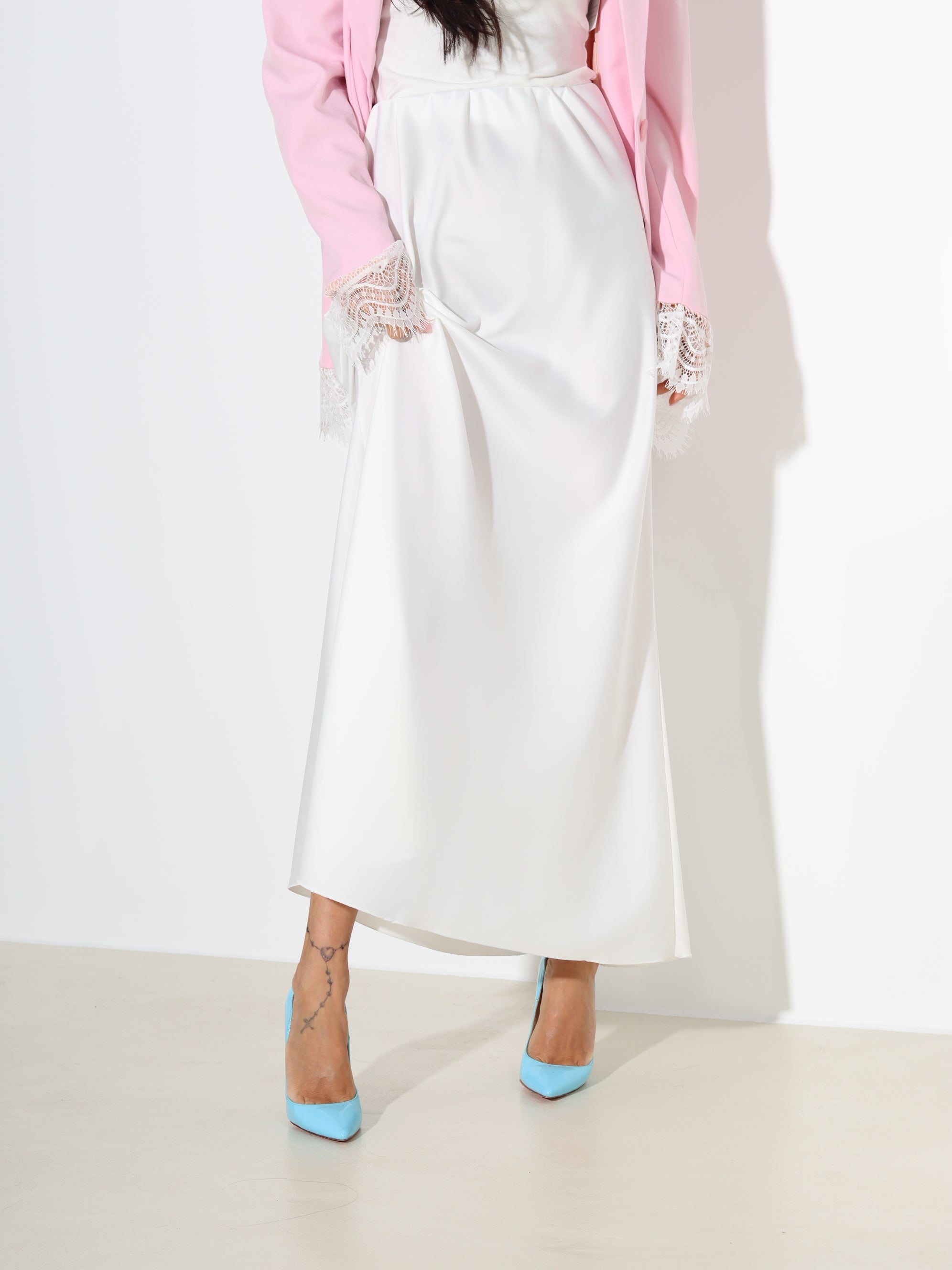 Balti, gari atlasa auduma svārki ar gumiju viduklī - 18246