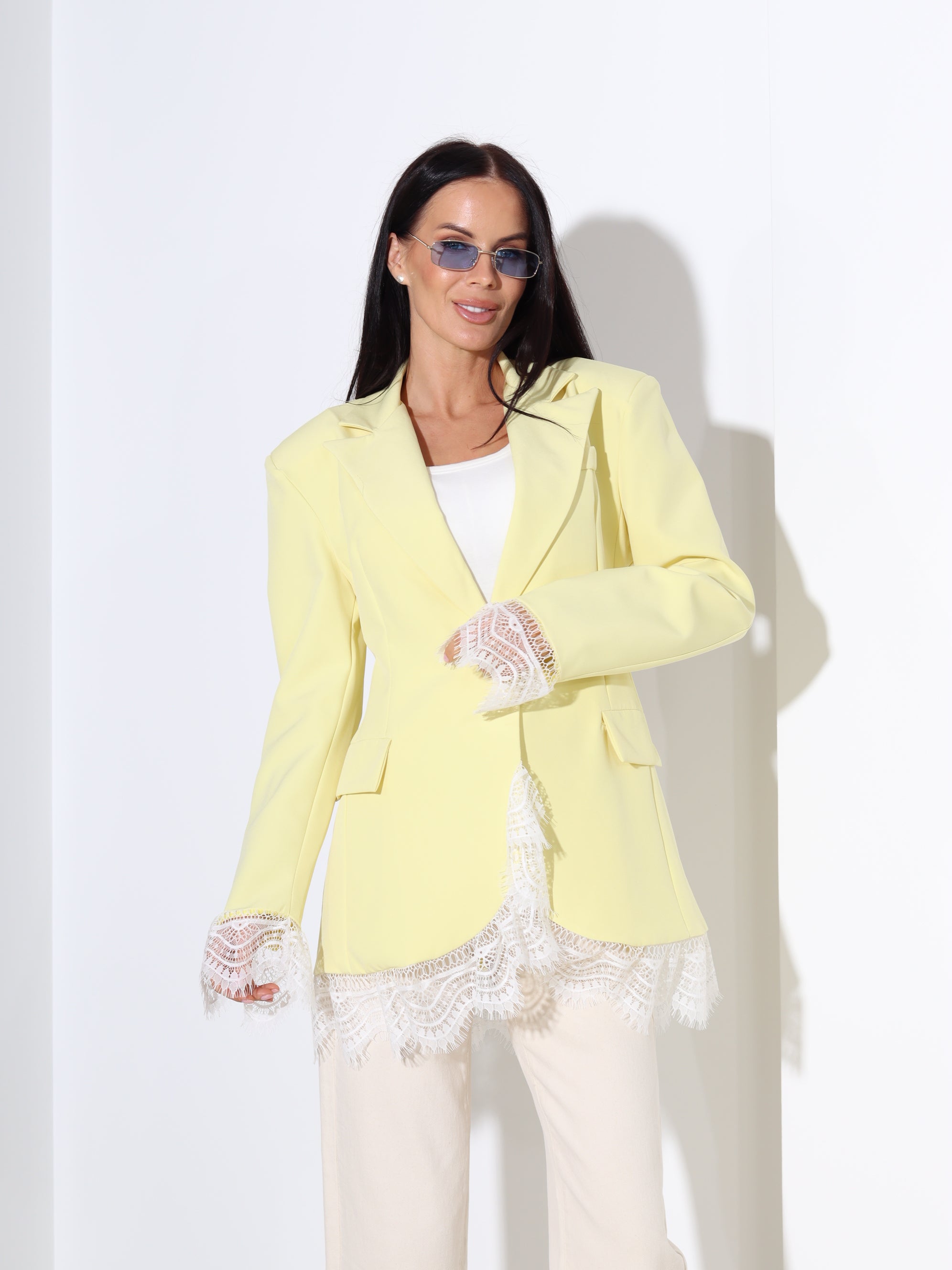 Dzeltena, klasiskas piegrieznes žakete ar mežģīnes akcentiem - 18253