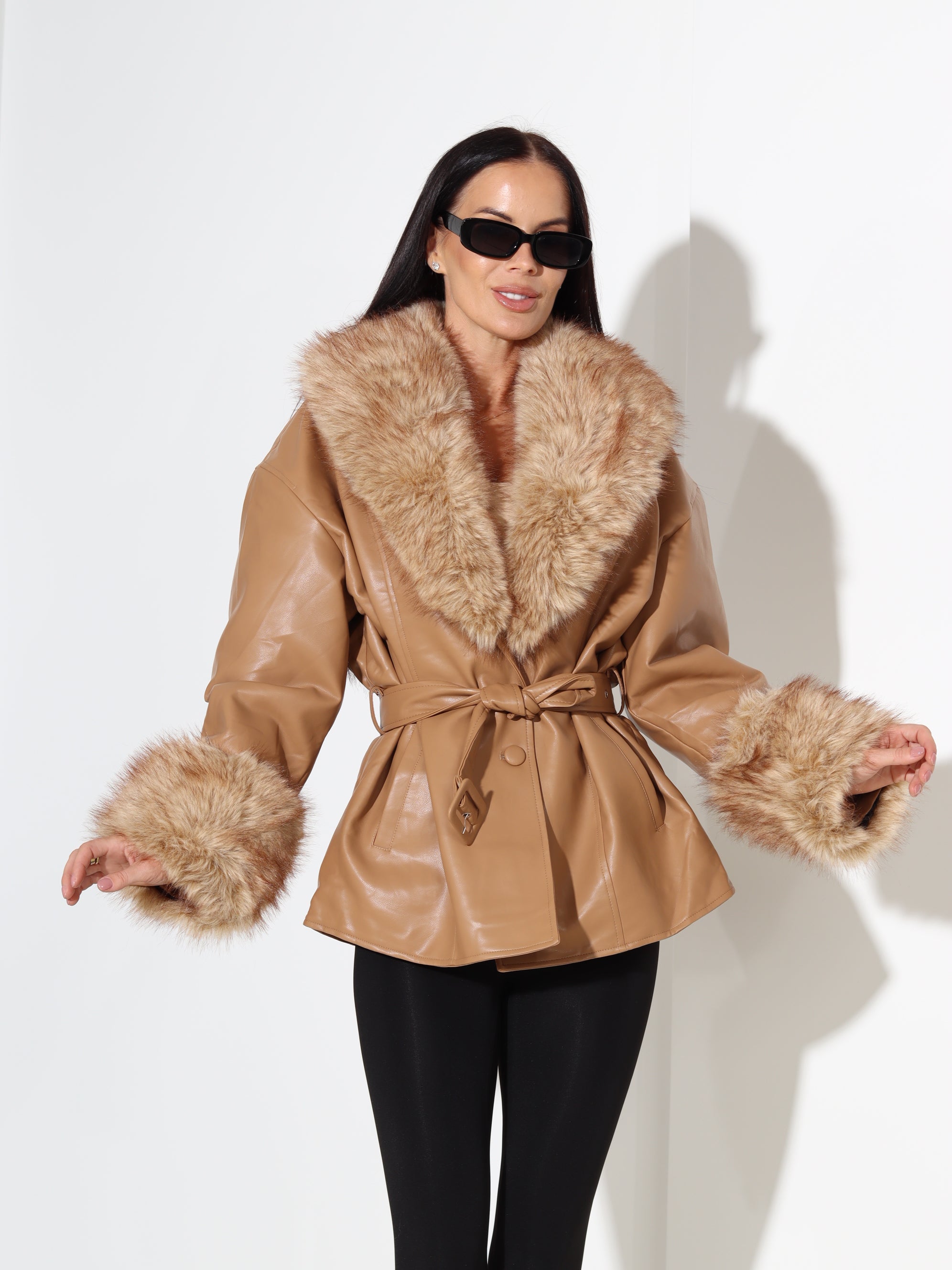 Brūna/ camel eco ādas virsjaka ar pūkas apkakli - 18012