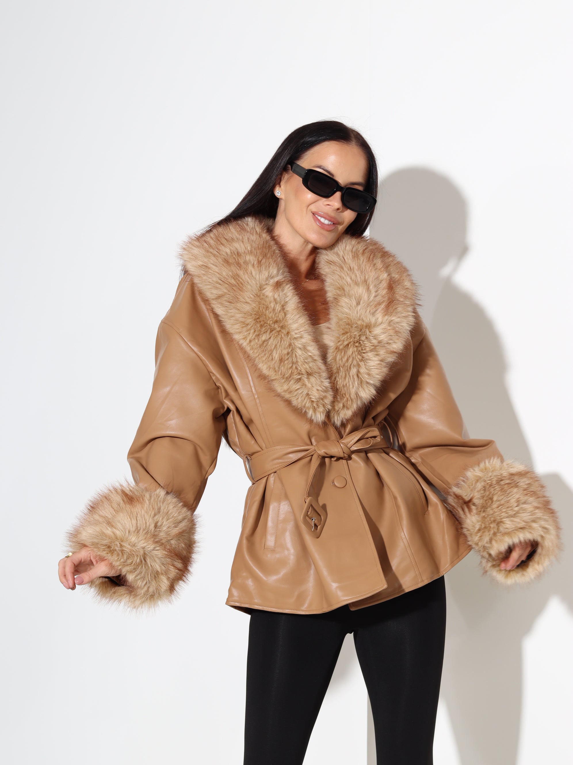 Brūna/ camel eco ādas virsjaka ar pūkas apkakli - 18012