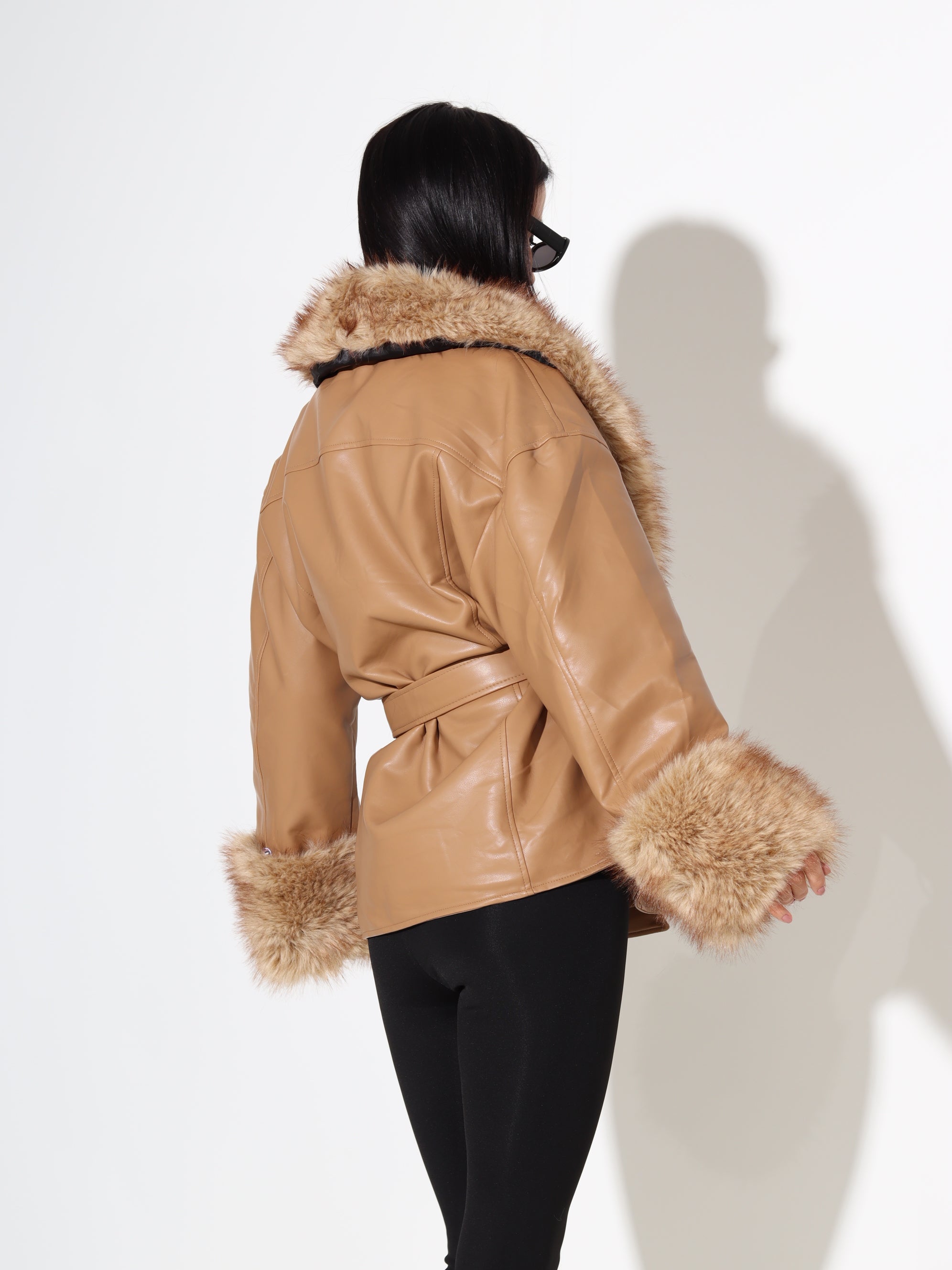 Brūna/ camel eco ādas virsjaka ar pūkas apkakli - 18012
