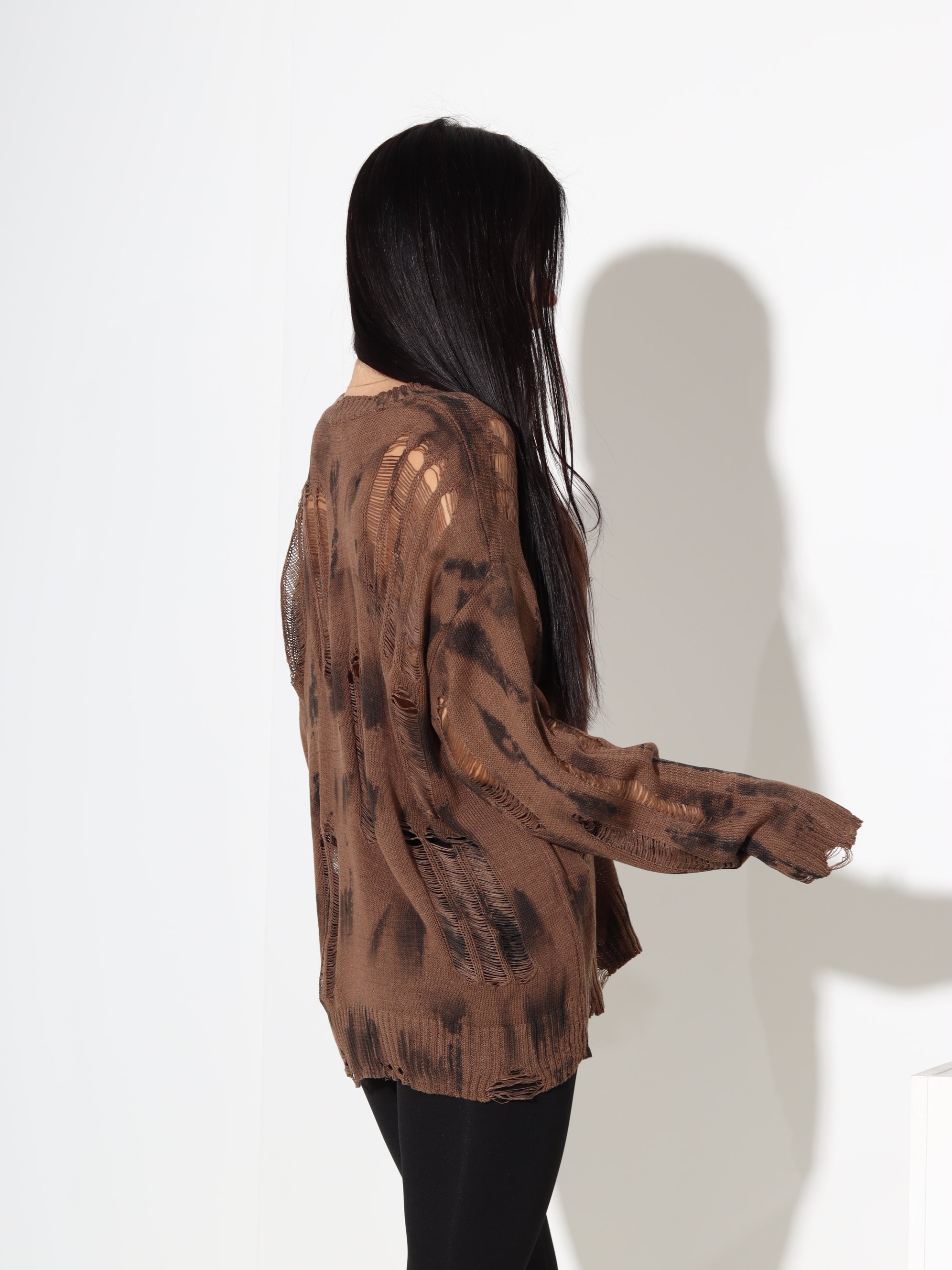 Brūns džemperis ar plēsuma efekt "Traipiņš" – 18018